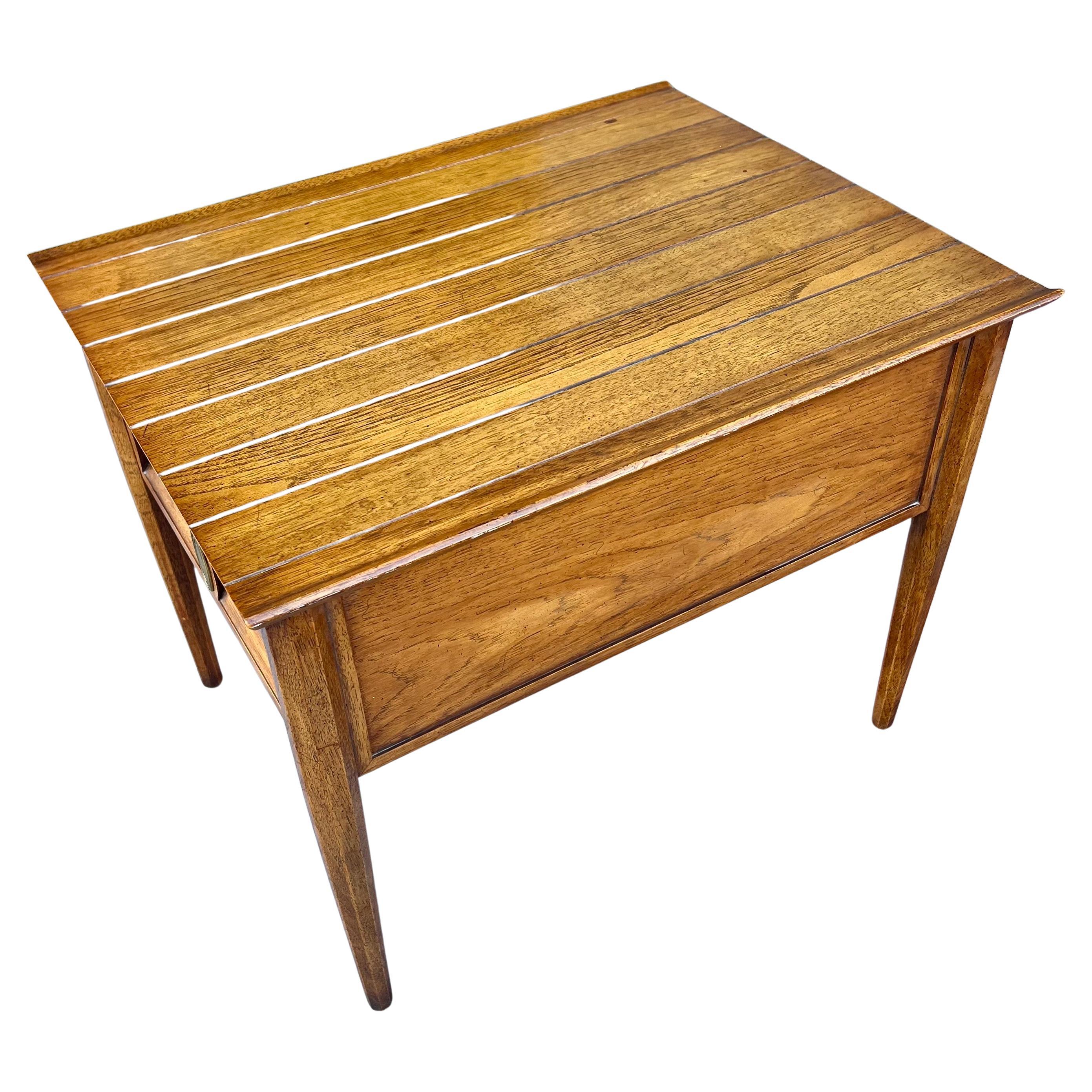 American Mid Century Walnuss Pekannuss End Tabelle von Top-Qualität Unternehmen Heritage, schöne ursprüngliche Oberfläche und Zustand schön patiniert Messing Medaillons, die Qualität dieser Firma war tadellos Designer wie Frank Lloyd Wright