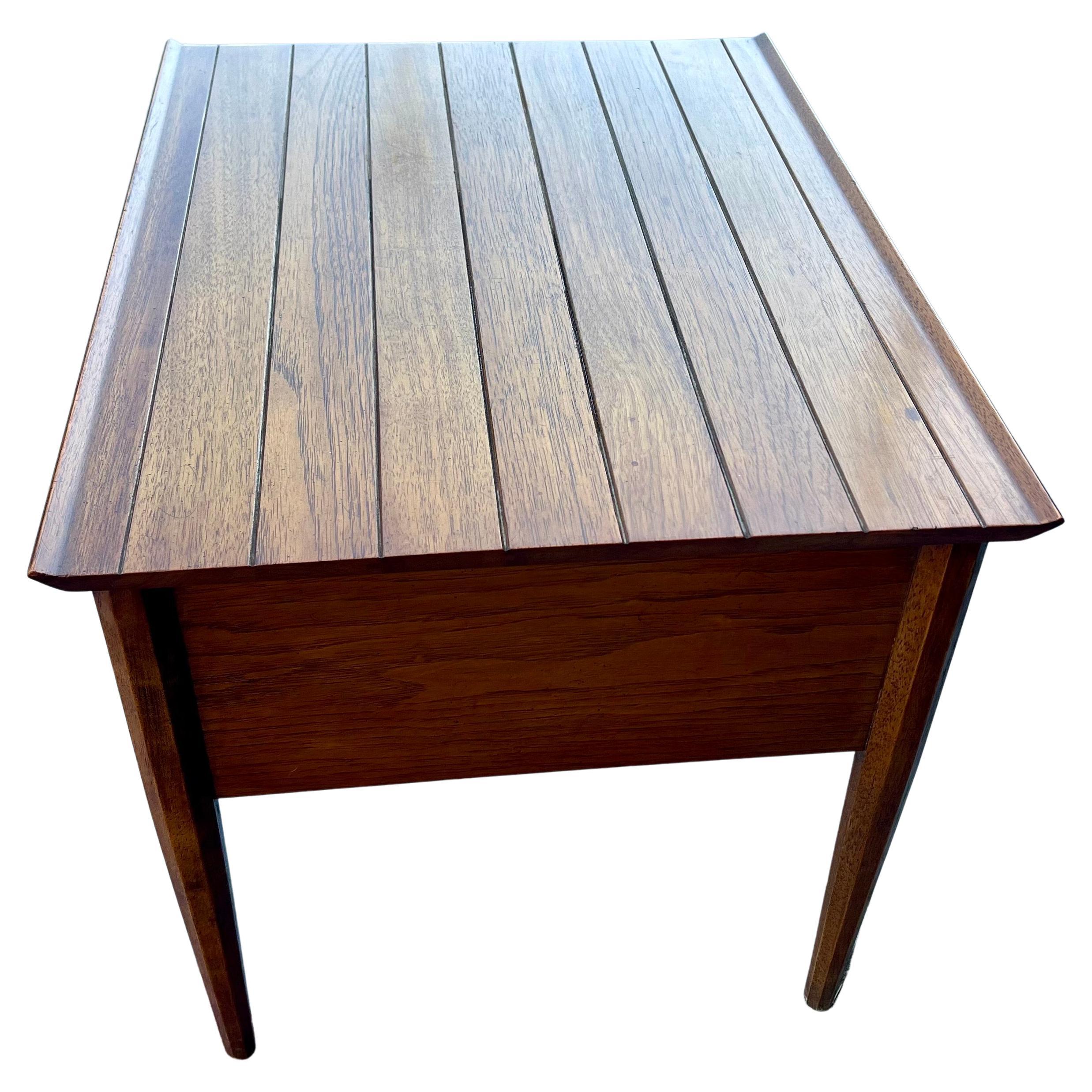 Amerikanischer Mid-Century-Modern-Beistelltisch aus Nussbaum/Pekan und Messing von Heritage (Moderne der Mitte des Jahrhunderts) im Angebot