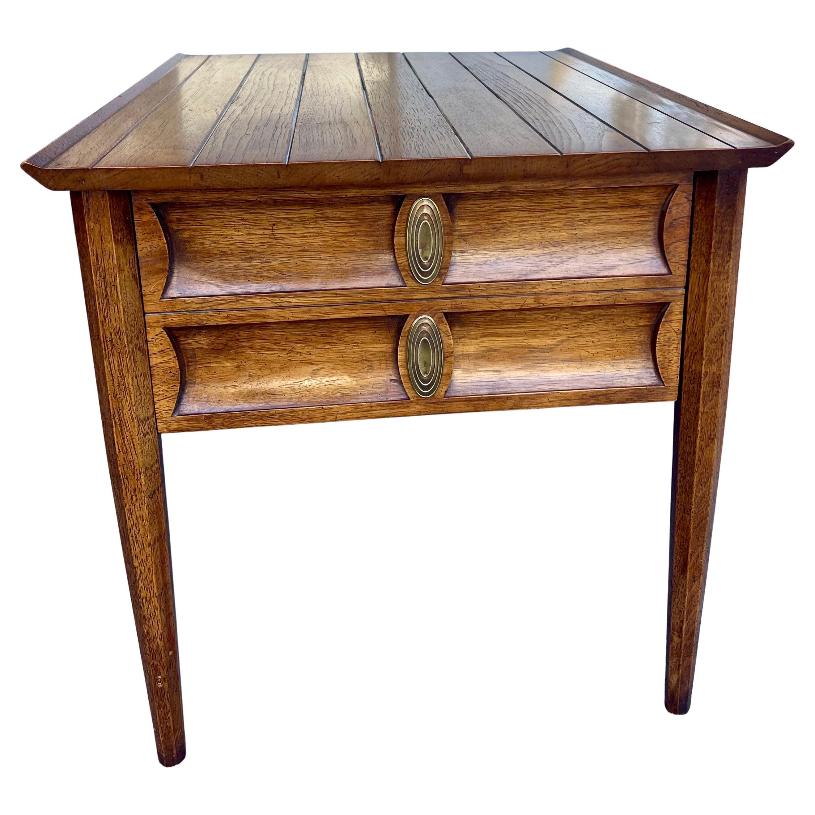 Amerikanischer Mid-Century-Modern-Beistelltisch aus Nussbaum/Pekan und Messing von Heritage im Zustand „Hervorragend“ im Angebot in San Diego, CA