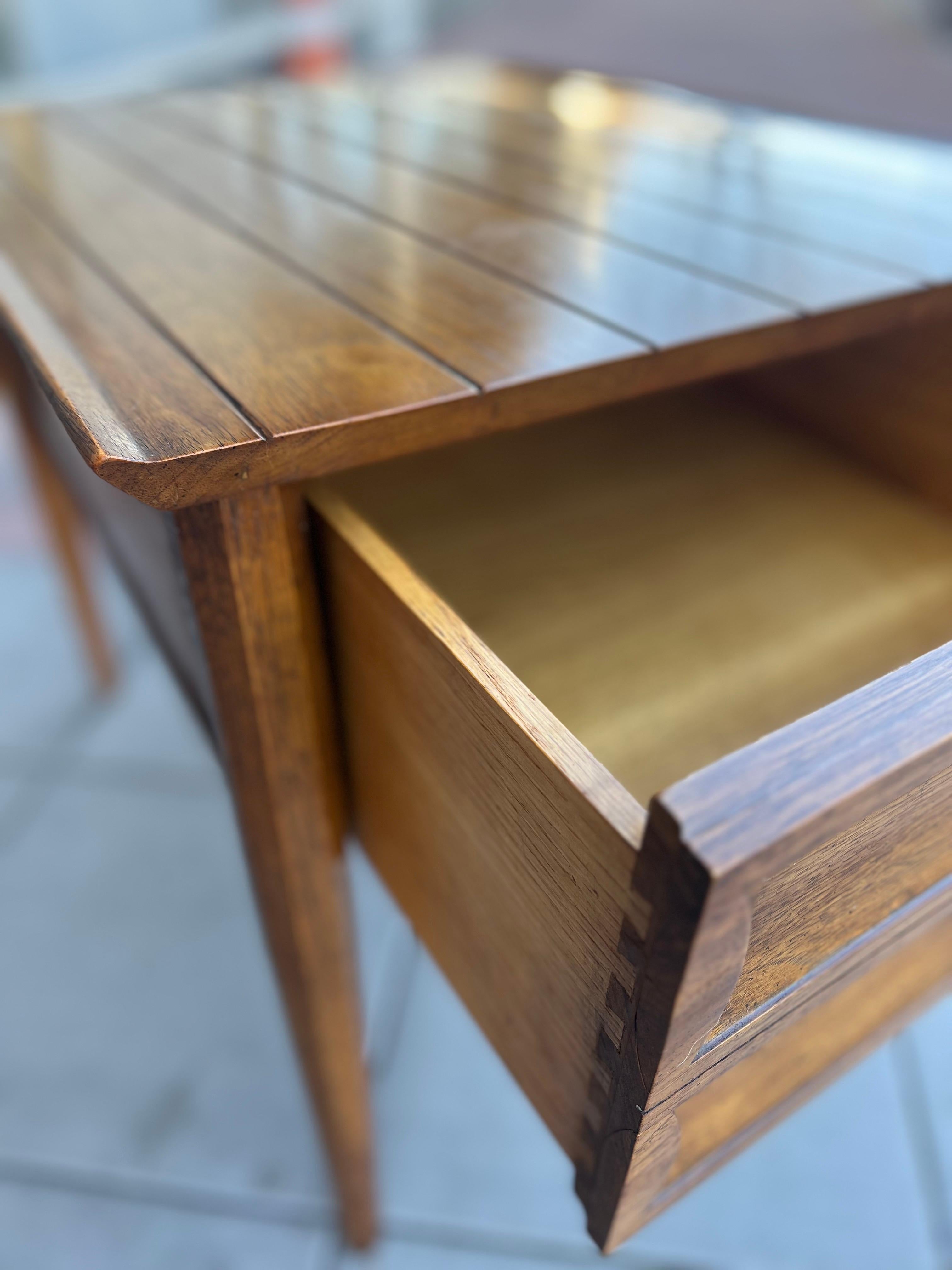 Amerikanischer Mid-Century-Modern-Beistelltisch aus Nussbaum/Pekan und Messing von Heritage im Angebot 1