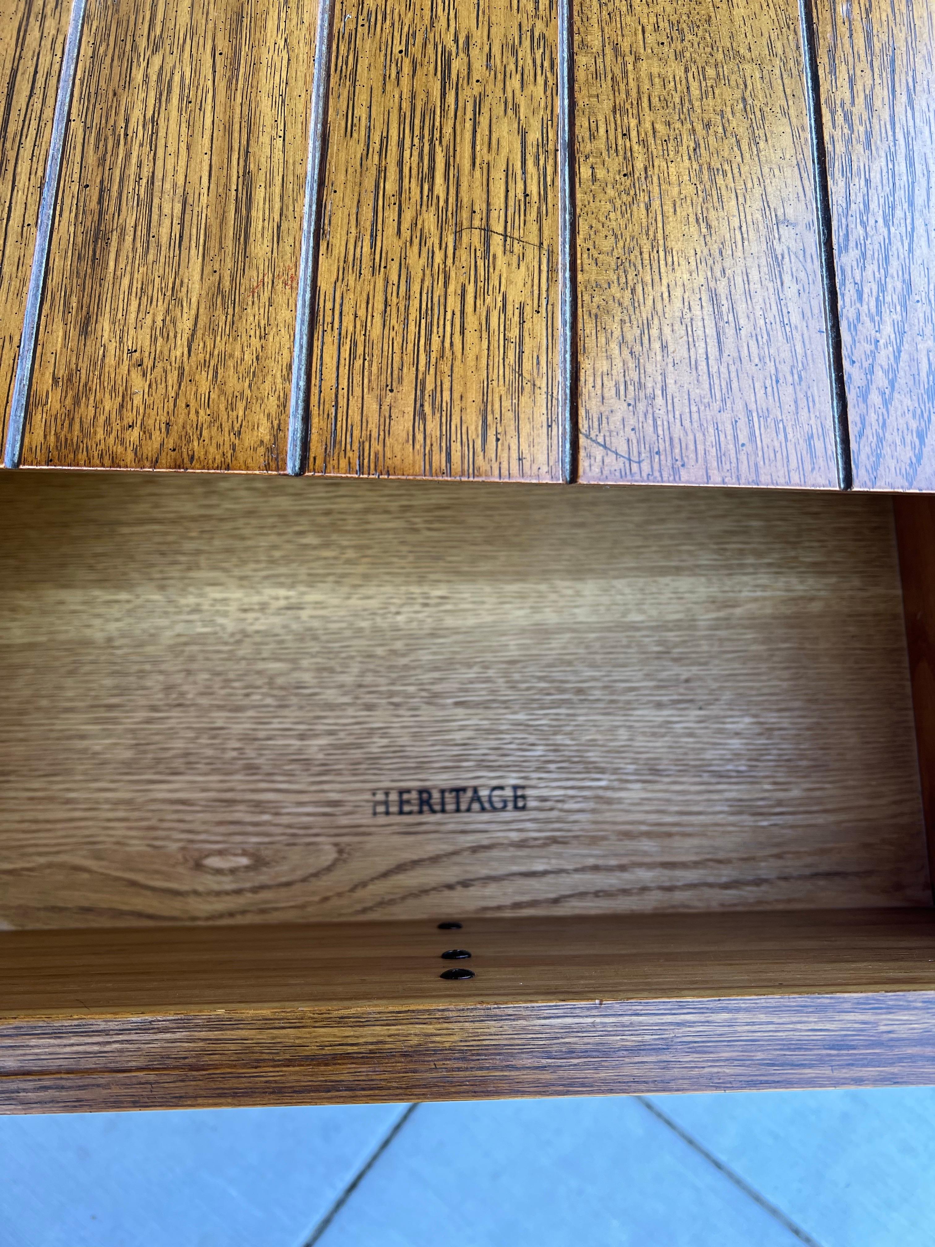 Amerikanischer Mid-Century-Modern-Beistelltisch aus Nussbaum/Pekan und Messing von Heritage im Angebot 2
