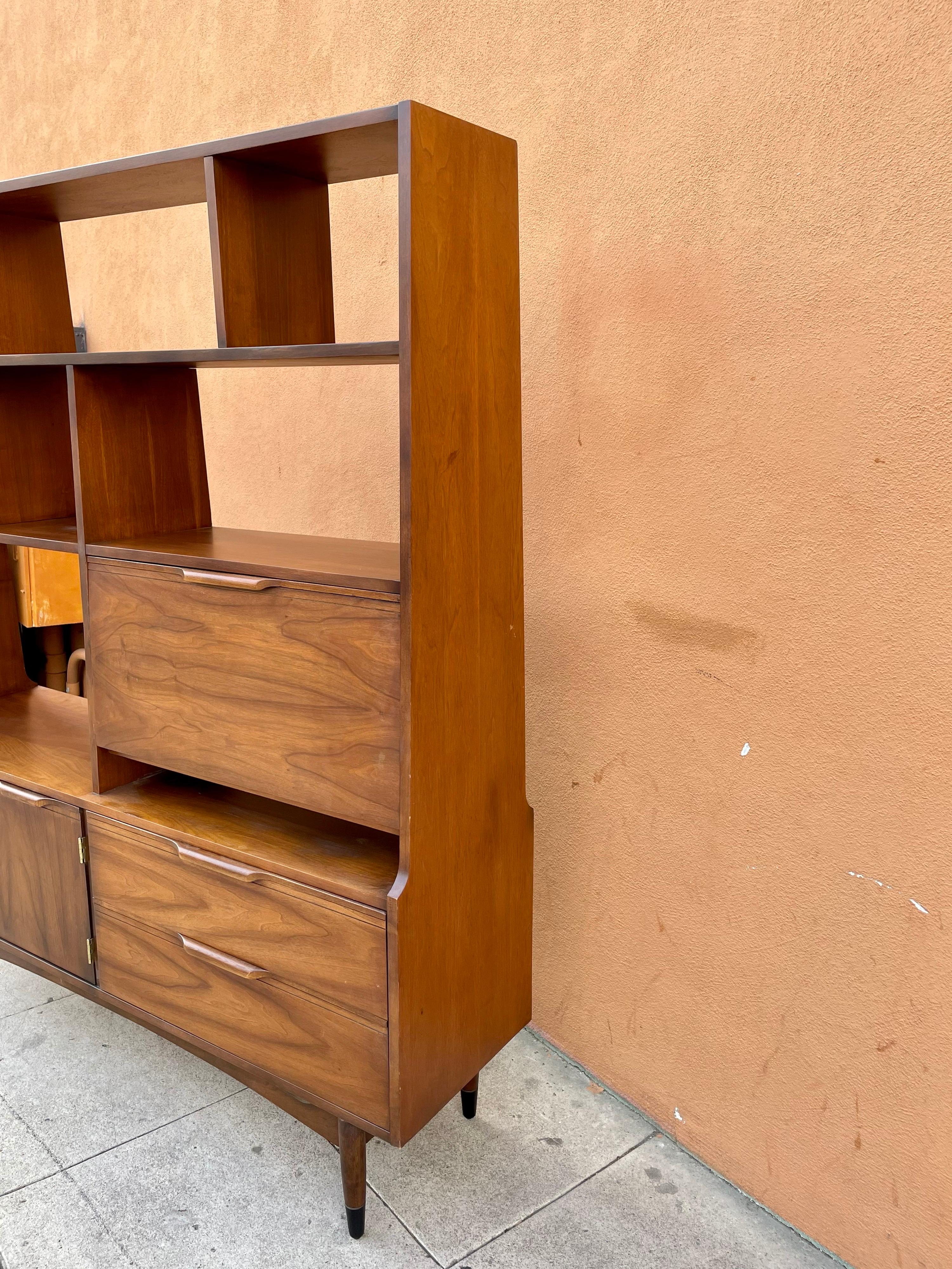American Mid-Century Modern Walnut Room/Divider Bookcase In Good Condition In San Diego, CA
