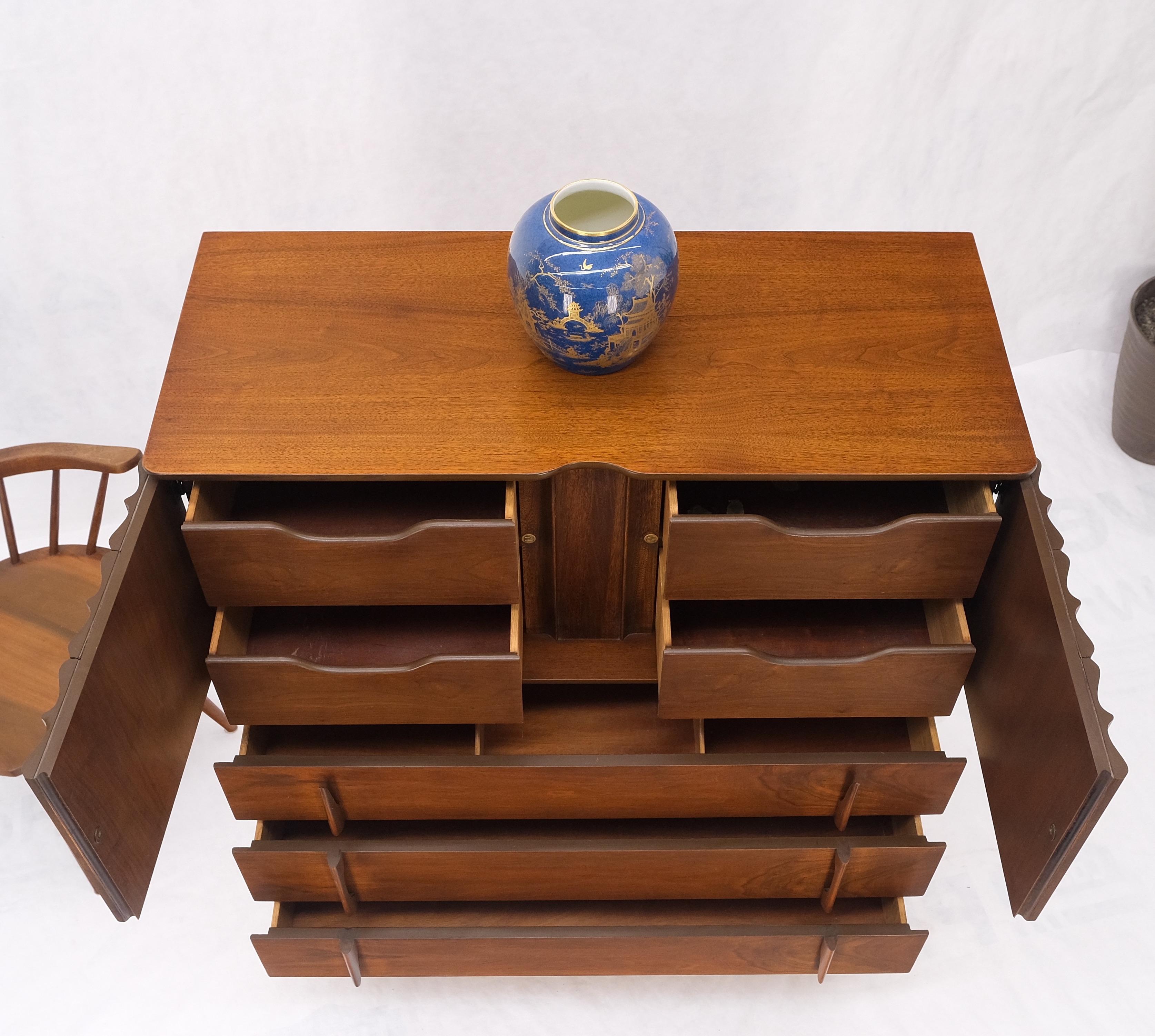 Commode haute sculpturale américaine moderne du milieu du siècle en noyer à 7 tiroirs Mint ! en vente 8