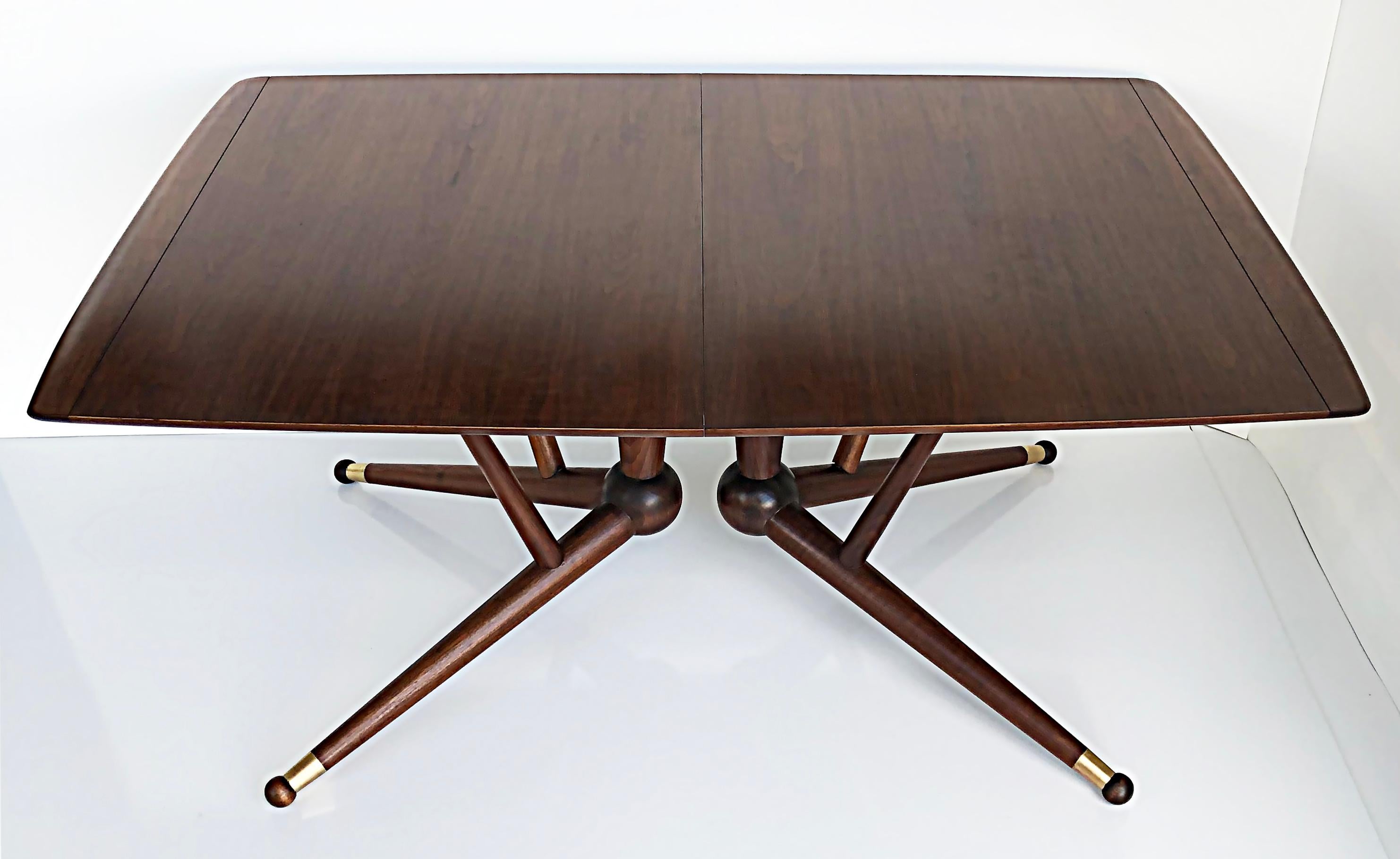 American Mid-Century Modernist Expandable Dining Table with Two Wood Leaves In Good Condition For Sale In Miami, FL