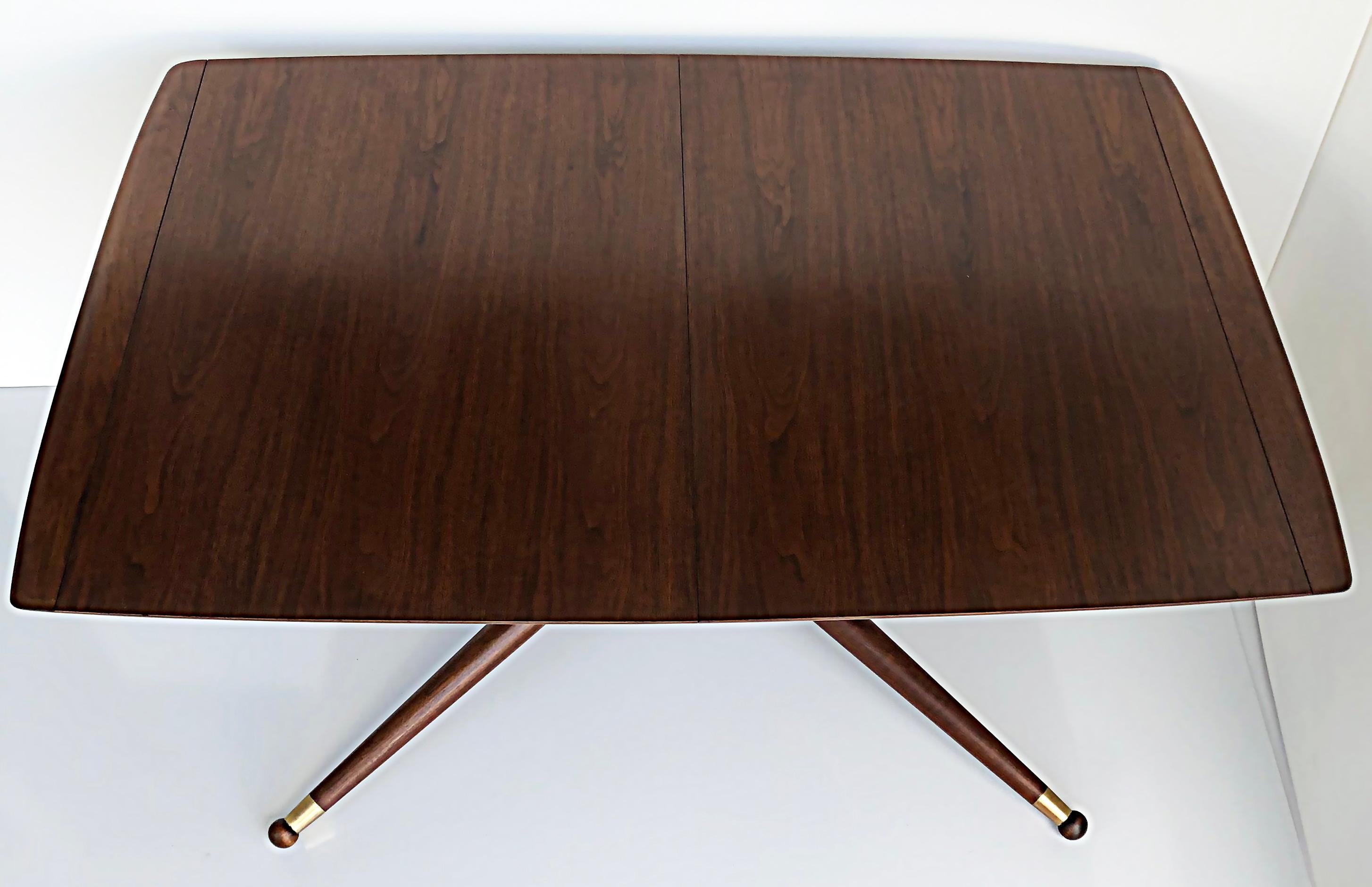 20th Century American Mid-Century Modernist Expandable Dining Table with Two Wood Leaves For Sale