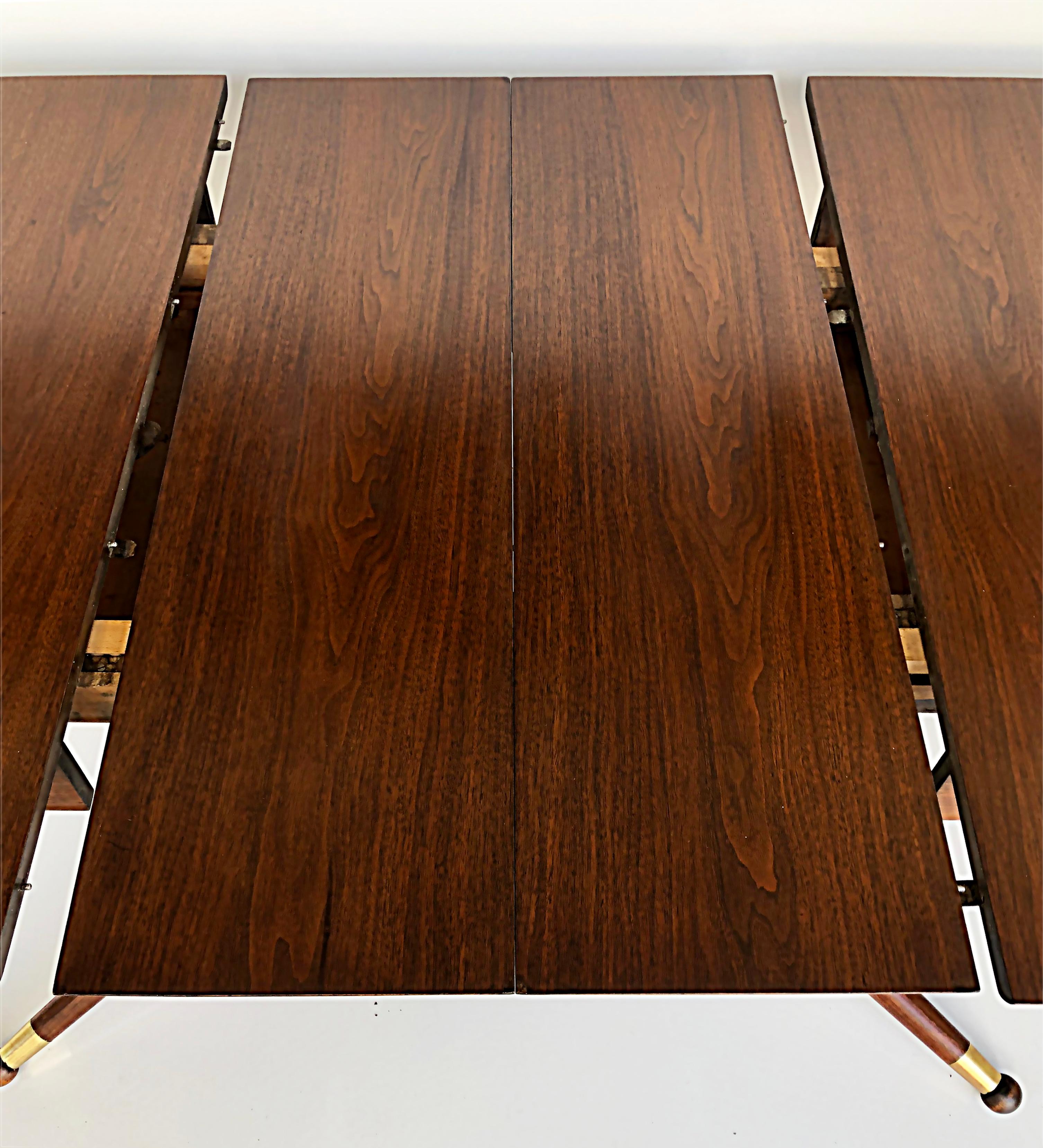 American Mid-Century Modernist Expandable Dining Table with Two Wood Leaves For Sale 1