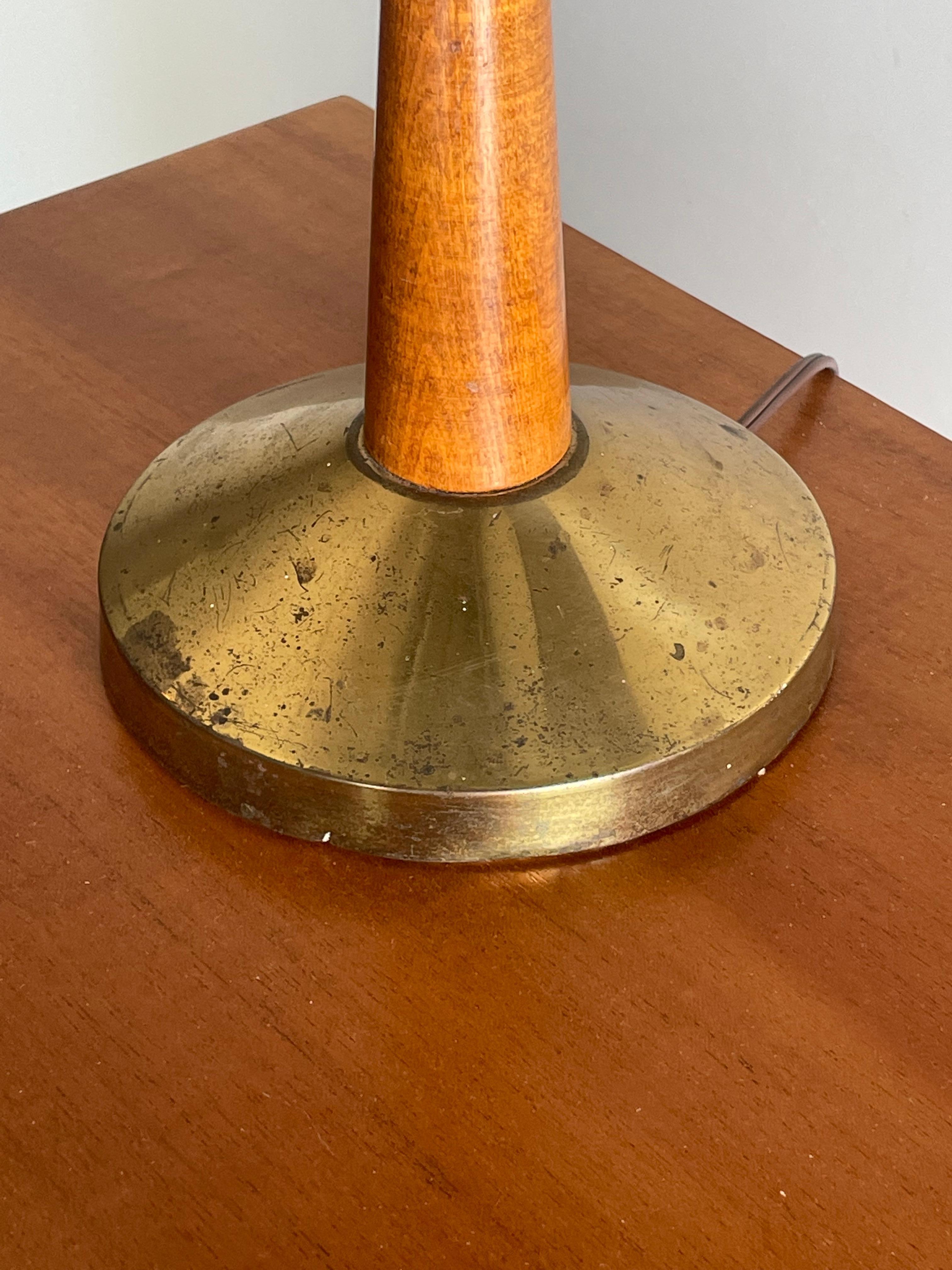 Mid-Century Modern American Mid Century Modernist Pair of Hourglass Table Lamps in Walnut and Brass