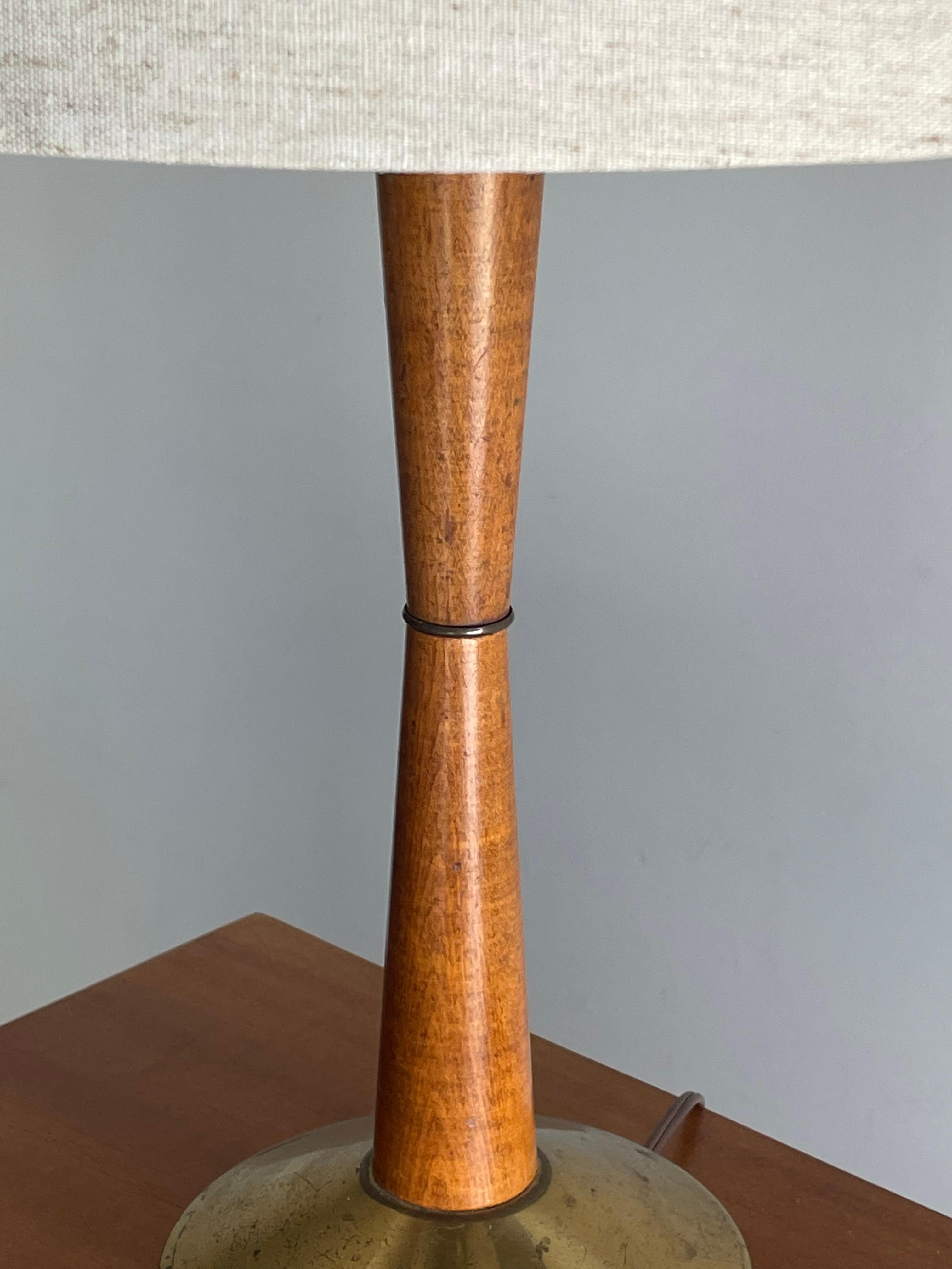 American Mid Century Modernist Pair of Hourglass Table Lamps in Walnut and Brass In Good Condition In St.Petersburg, FL
