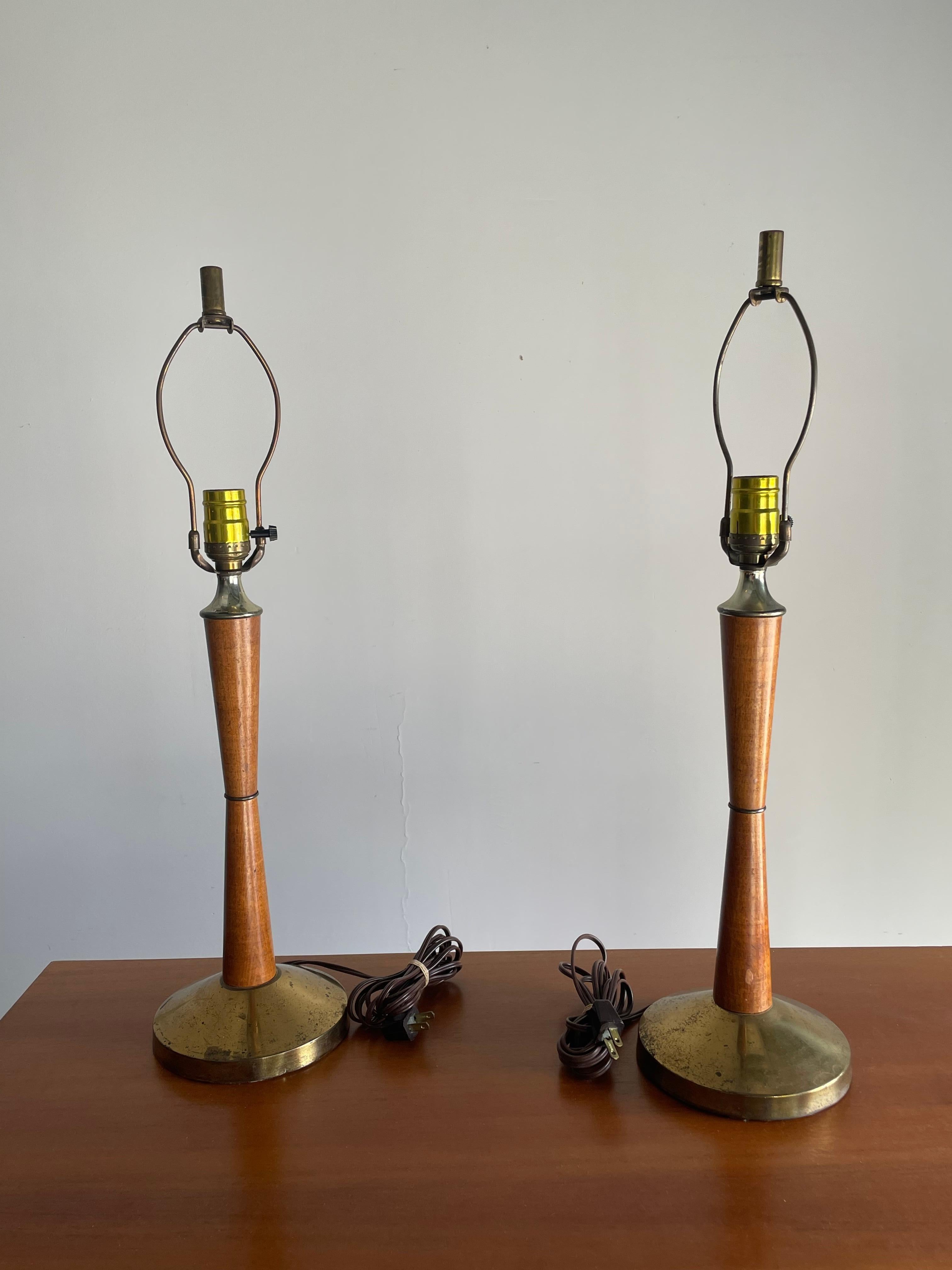 American Mid Century Modernist Pair of Hourglass Table Lamps in Walnut and Brass 1