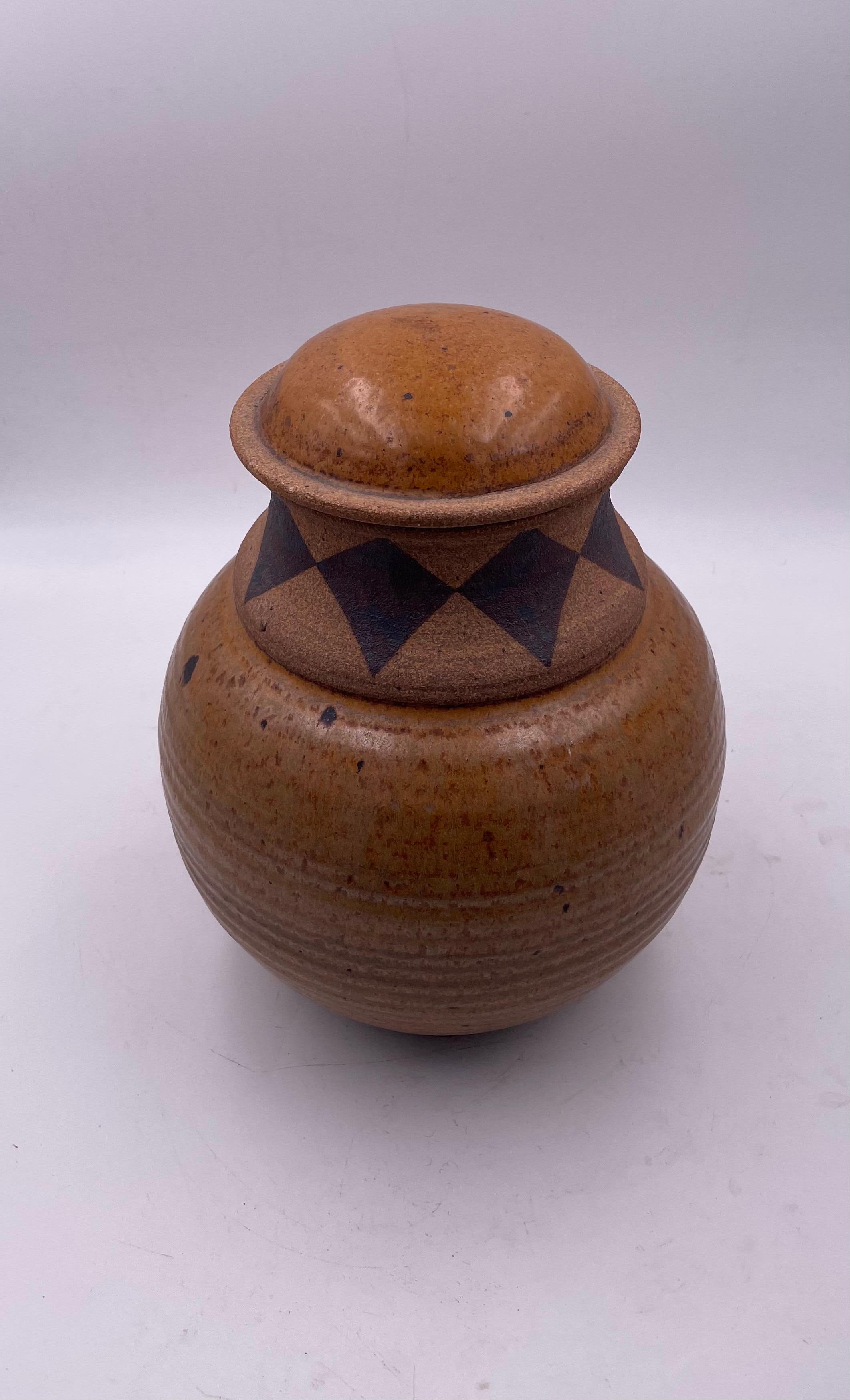 Mid-Century Modern Pot en céramique américaine mi-siècle moderne moulé à la main avec couvercle de Joshua Mare en vente