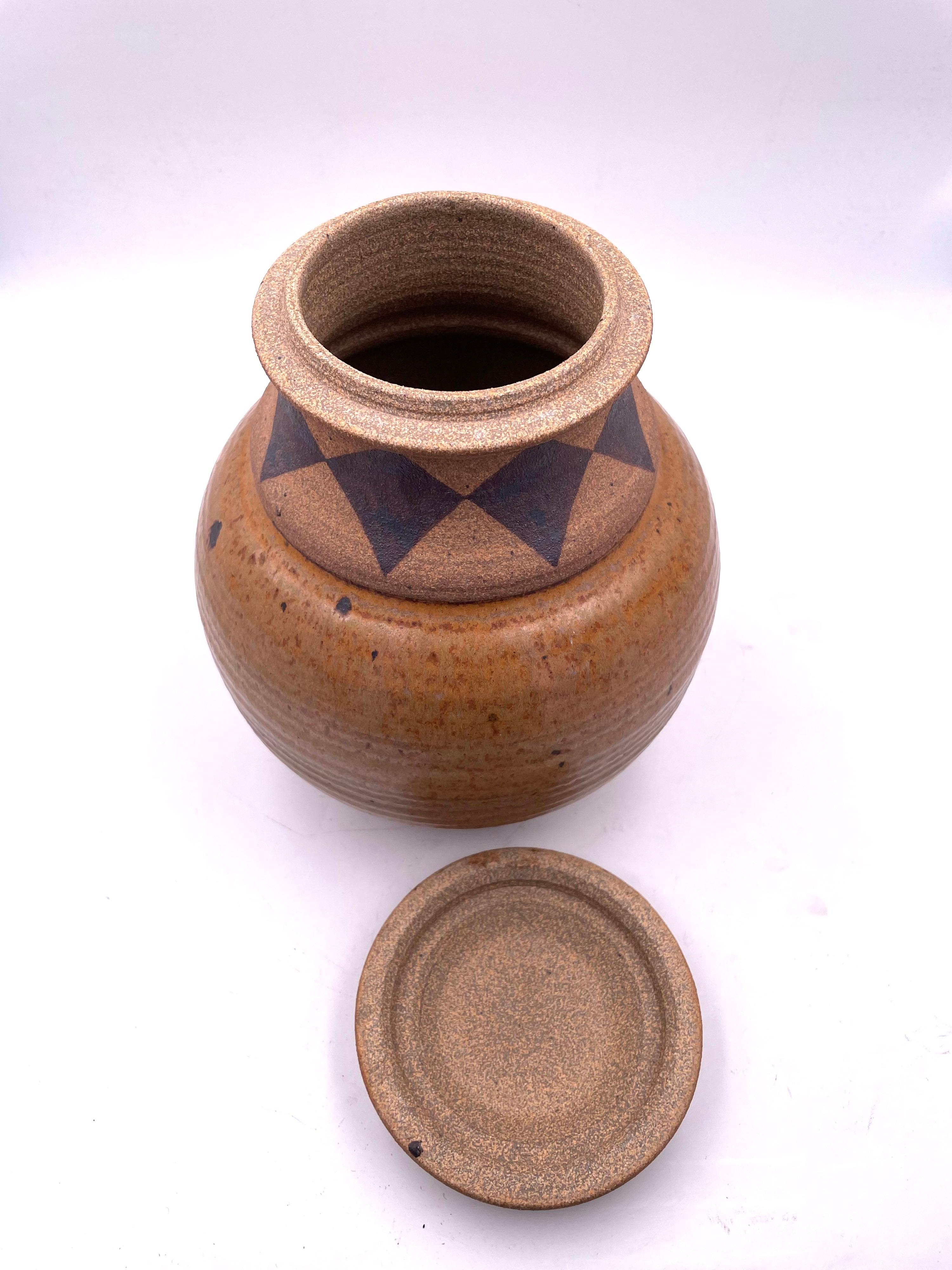 Nord-américain Pot en céramique américaine mi-siècle moderne moulé à la main avec couvercle de Joshua Mare en vente