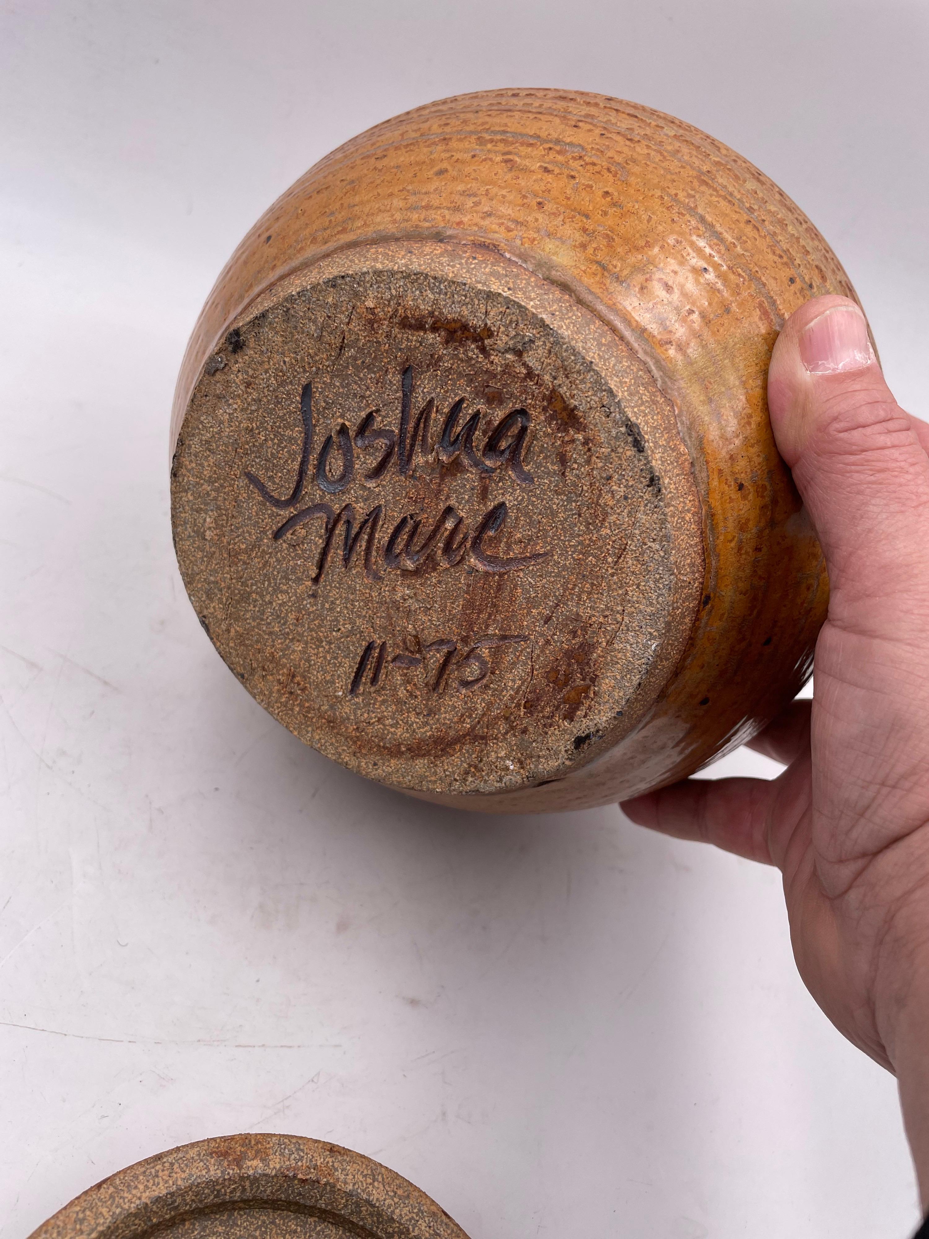 Pot en céramique américaine mi-siècle moderne moulé à la main avec couvercle de Joshua Mare Excellent état - En vente à San Diego, CA