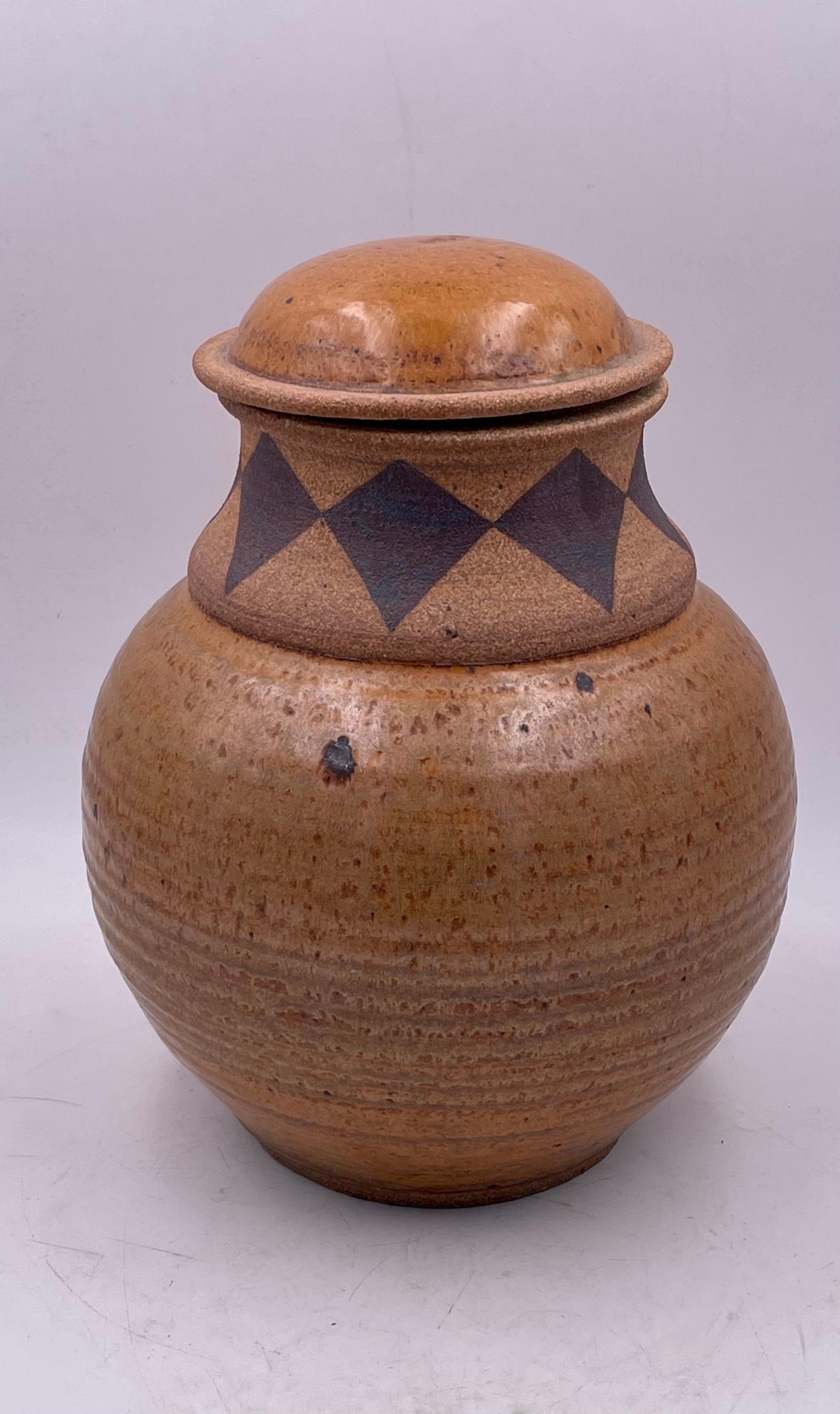 20ième siècle Pot en céramique américaine mi-siècle moderne moulé à la main avec couvercle de Joshua Mare en vente