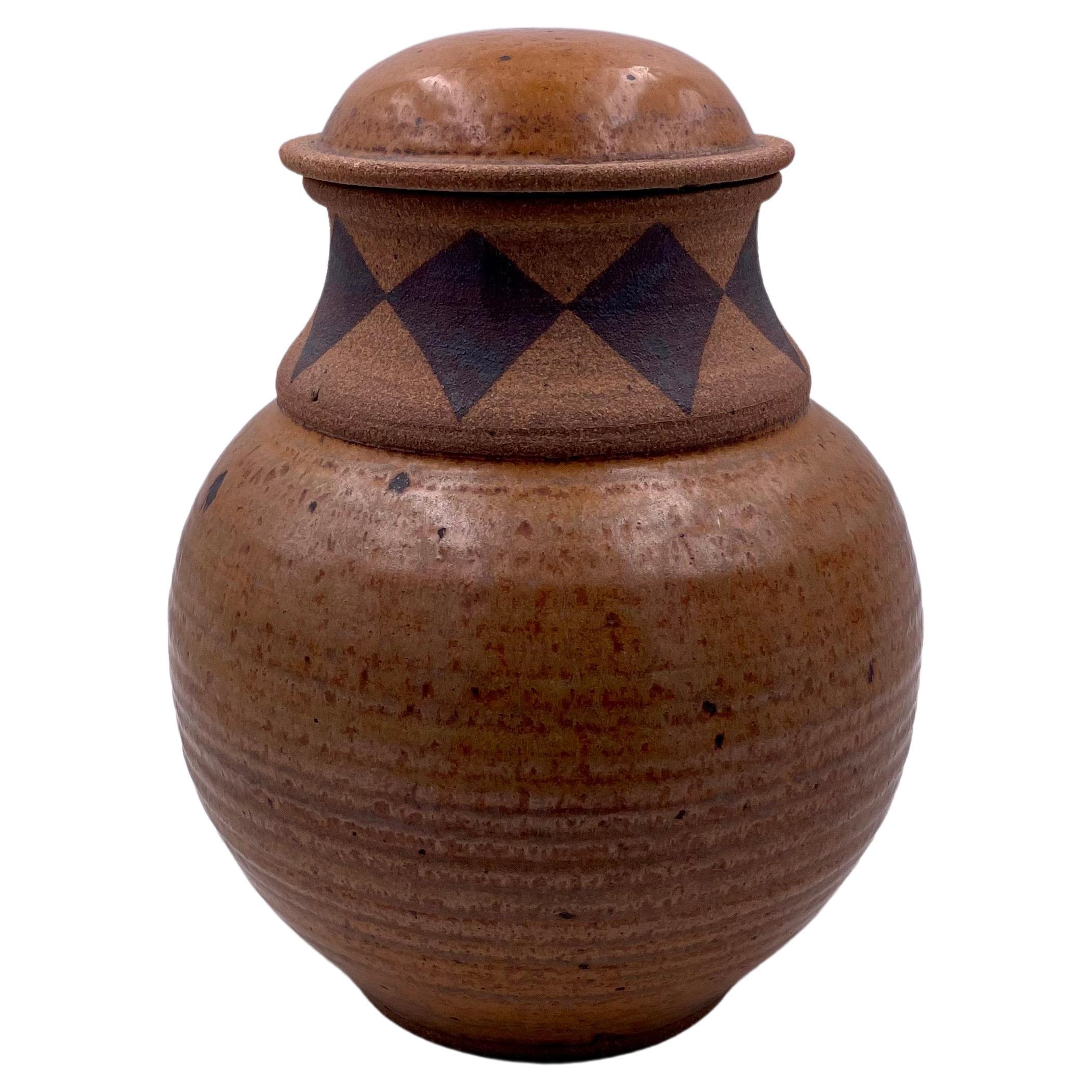Pot en céramique américaine mi-siècle moderne moulé à la main avec couvercle de Joshua Mare en vente