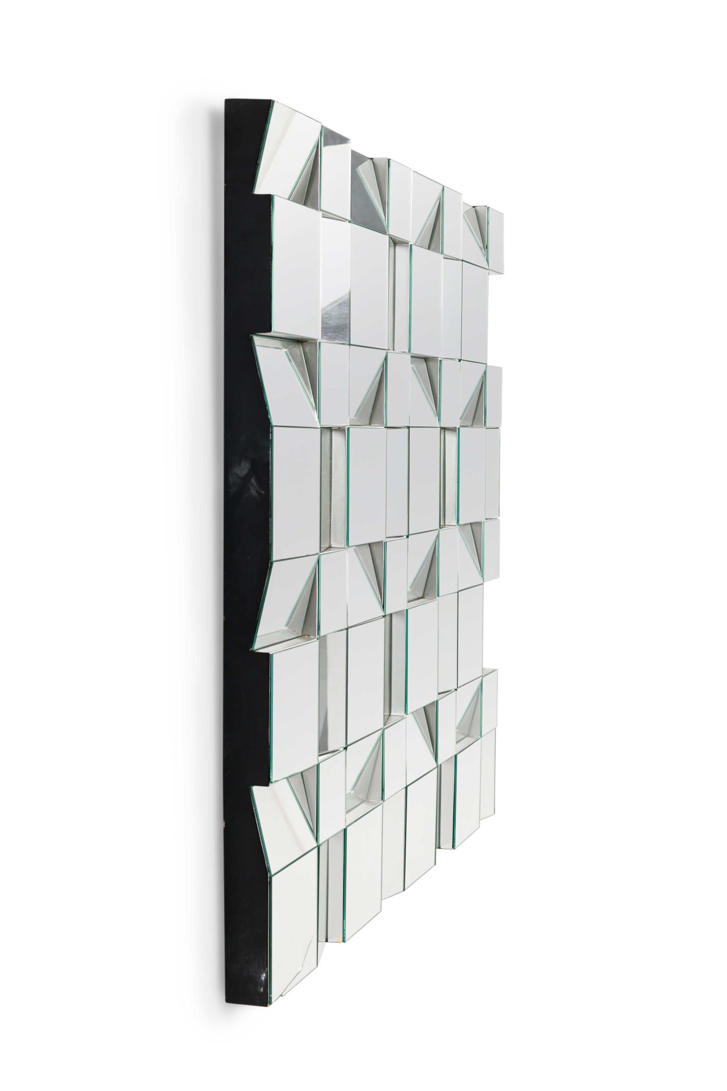 Espejo de pared cuadrado americano de mediados de siglo compuesto por un surtido de espejos cuadrados más pequeños colocados (NEAL SMALL)