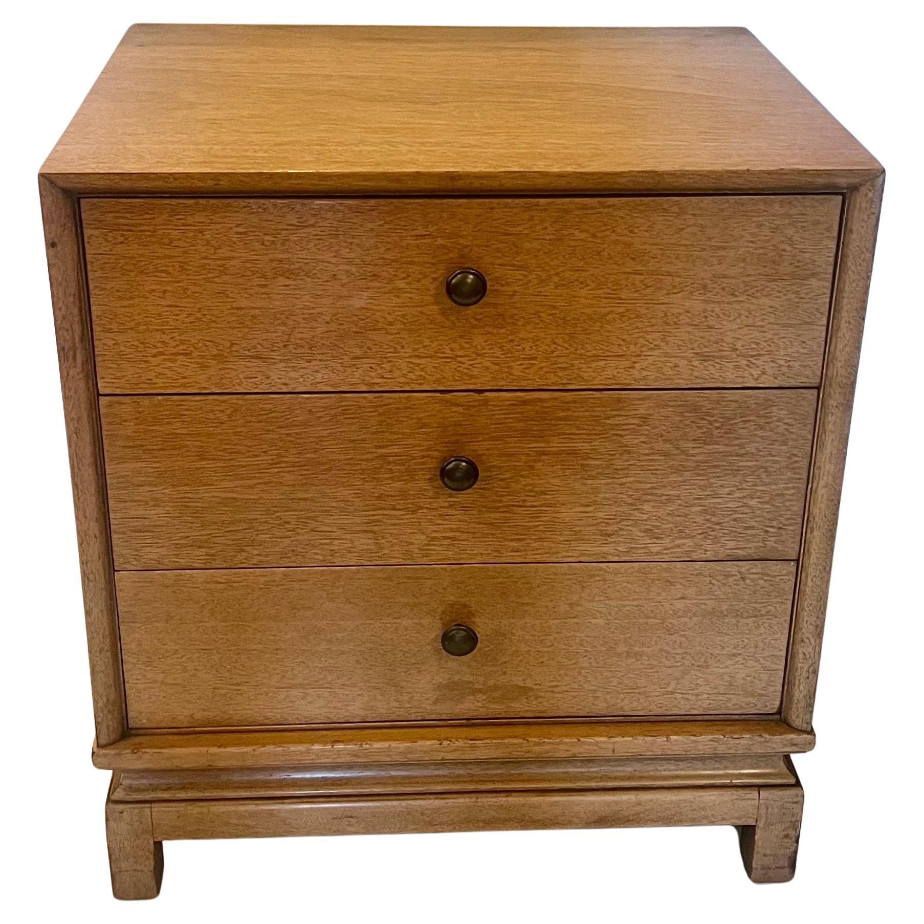 Paar vielseitige Nachttische Ende Tabellen dreifach Schubladen, viel Speicher elegant und sehr sauber ursprünglichen gebleicht Mahagoni-Finish, Pekannuss Farbe schöne Lagerung mit patinierten Messinggriffe sehr saubere Stücke.