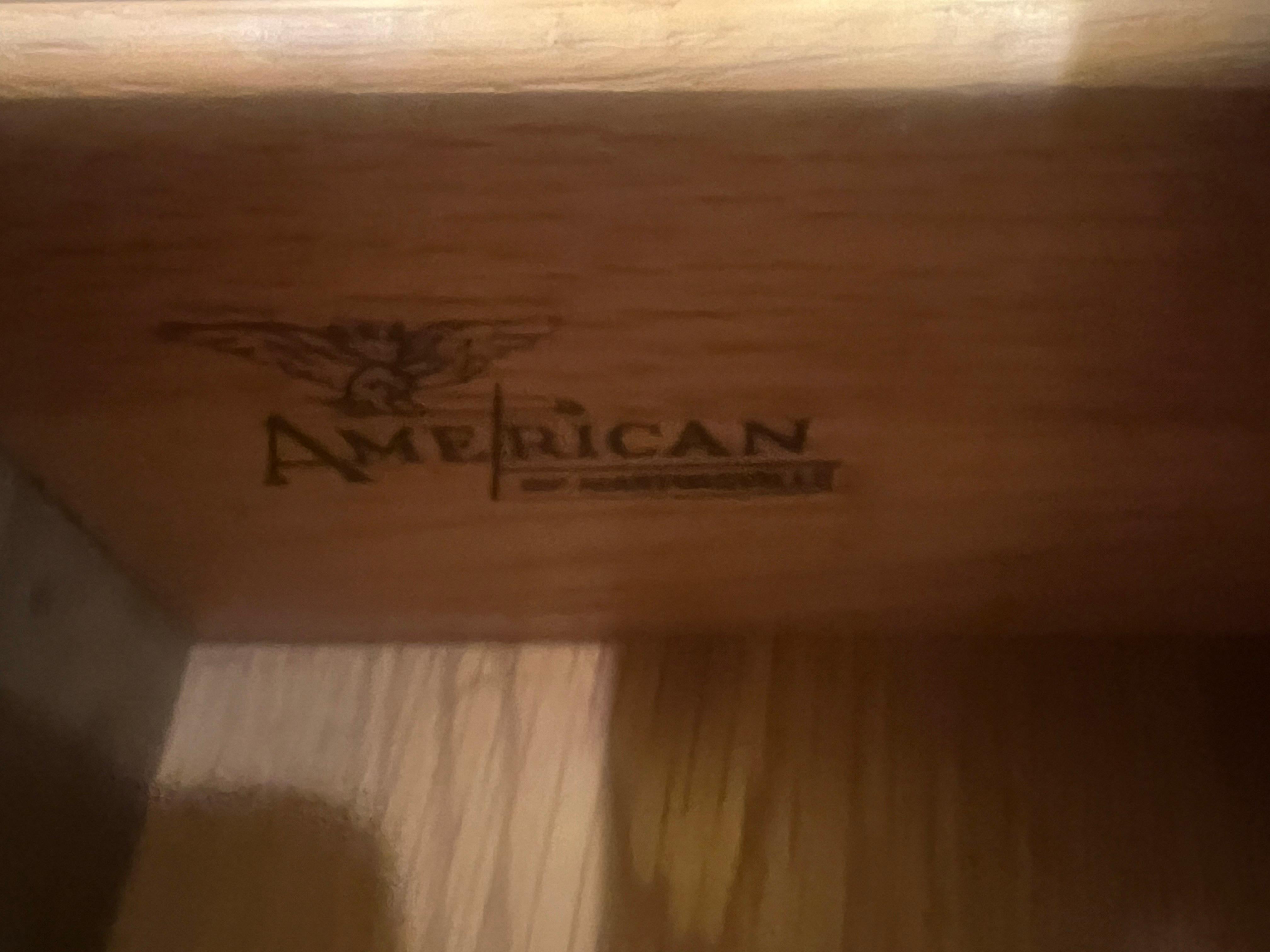 Amerikanische Nachttische/Endtische aus der Mitte des Jahrhunderts von American of Martinsville, Paar (20. Jahrhundert)