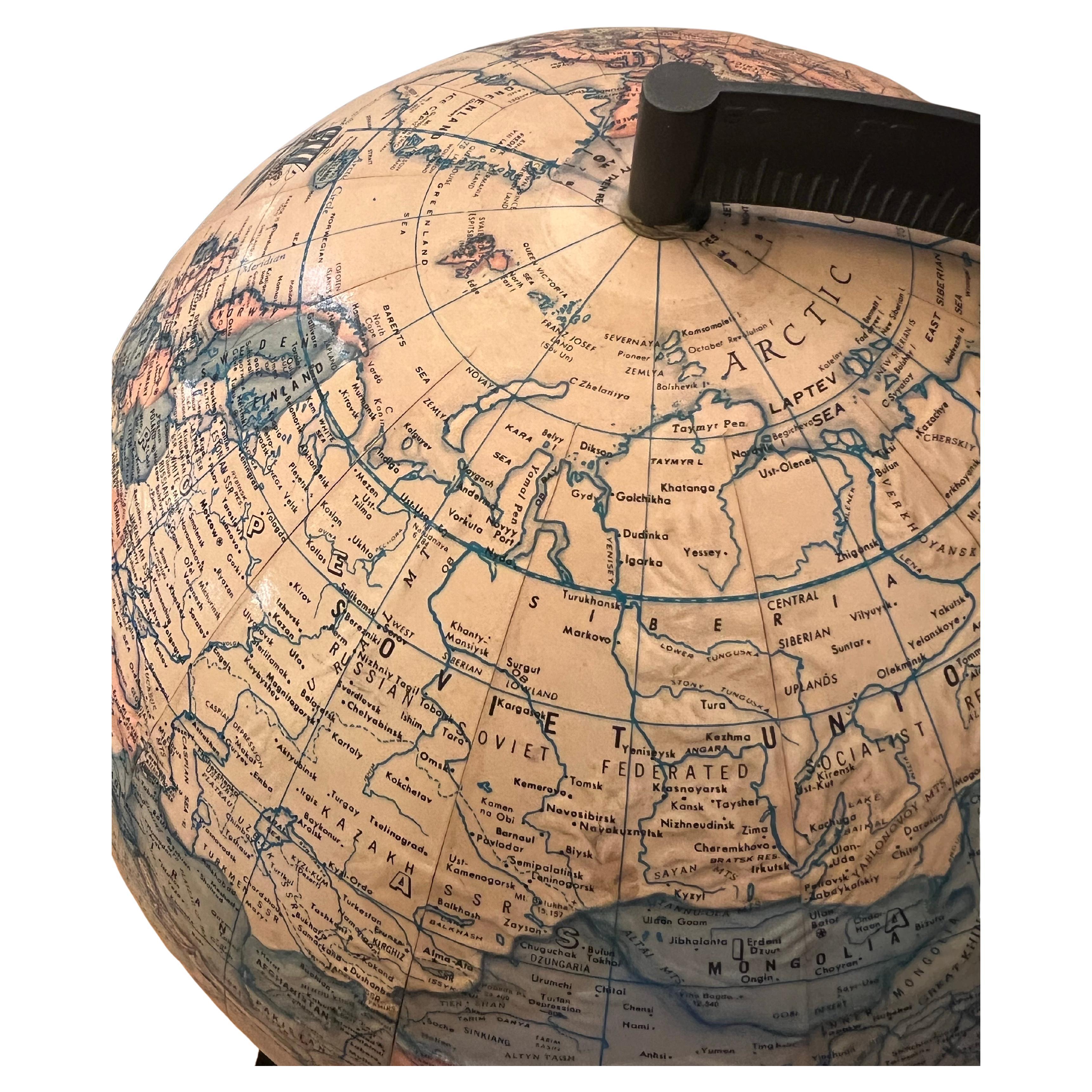 Magnifique globe circa 1950 excellent état base en laiton patiné avec finition texturée belle et propre.