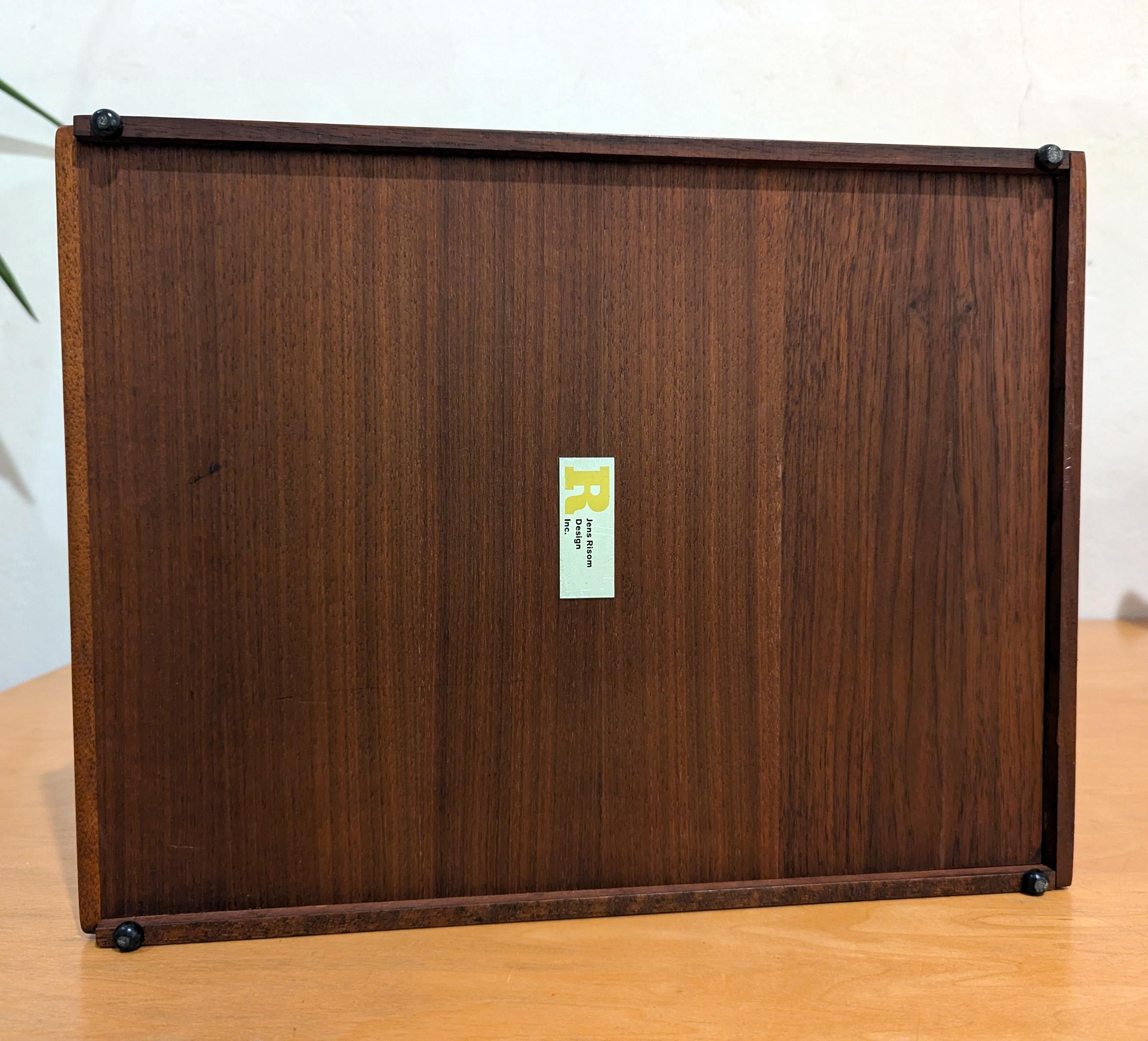 Amerikanischer Mid Century Schreibtisch Seltene Papierablage von Jens Risom in Nussbaum im Angebot 3
