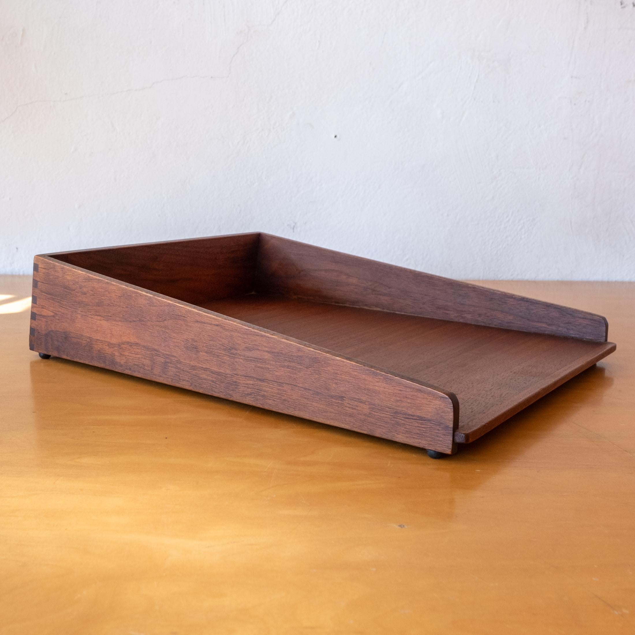 Amerikanischer Mid Century Schreibtisch Seltene Papierablage von Jens Risom in Nussbaum im Angebot 5