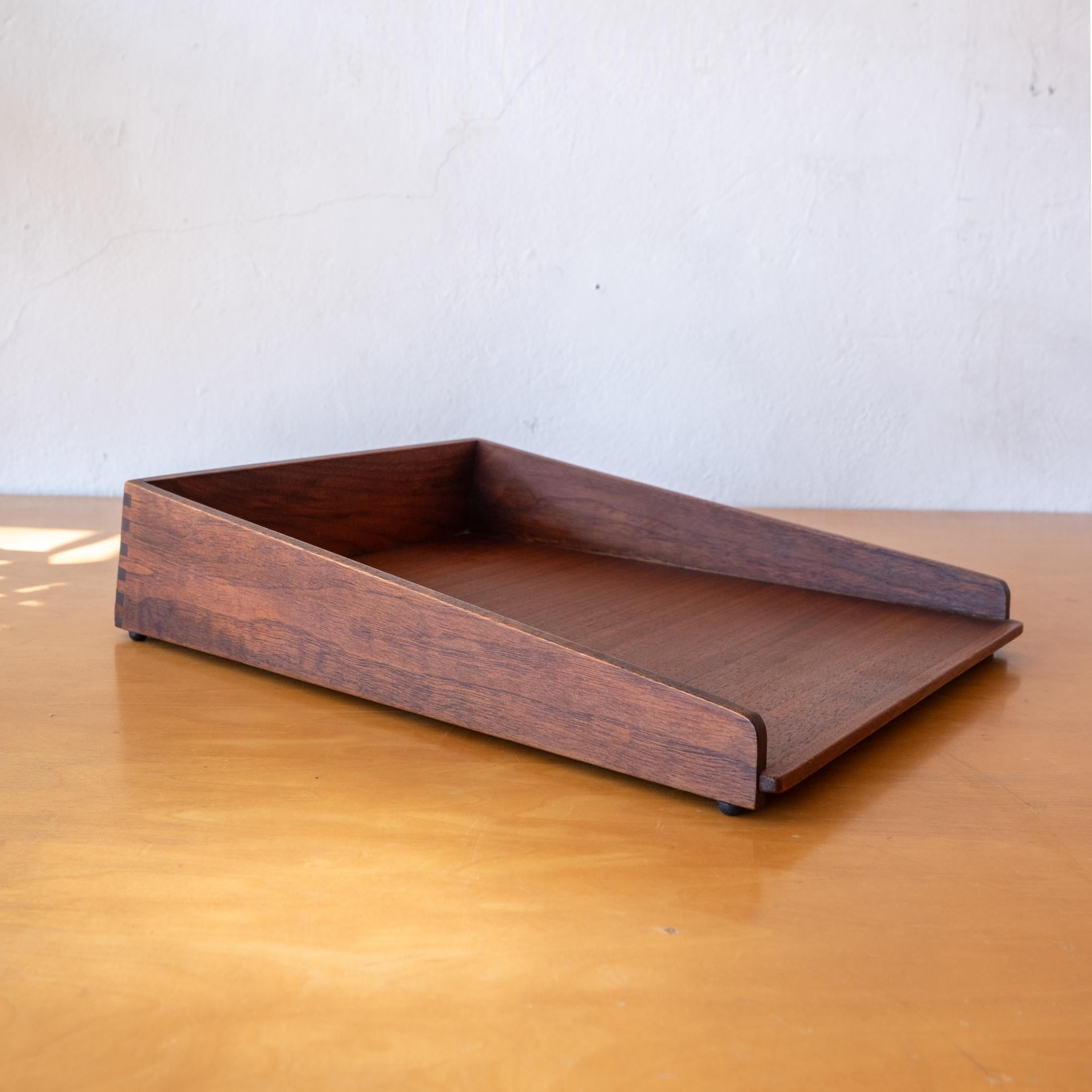 Amerikanischer Mid Century Schreibtisch Seltene Papierablage von Jens Risom in Nussbaum (Moderne der Mitte des Jahrhunderts) im Angebot