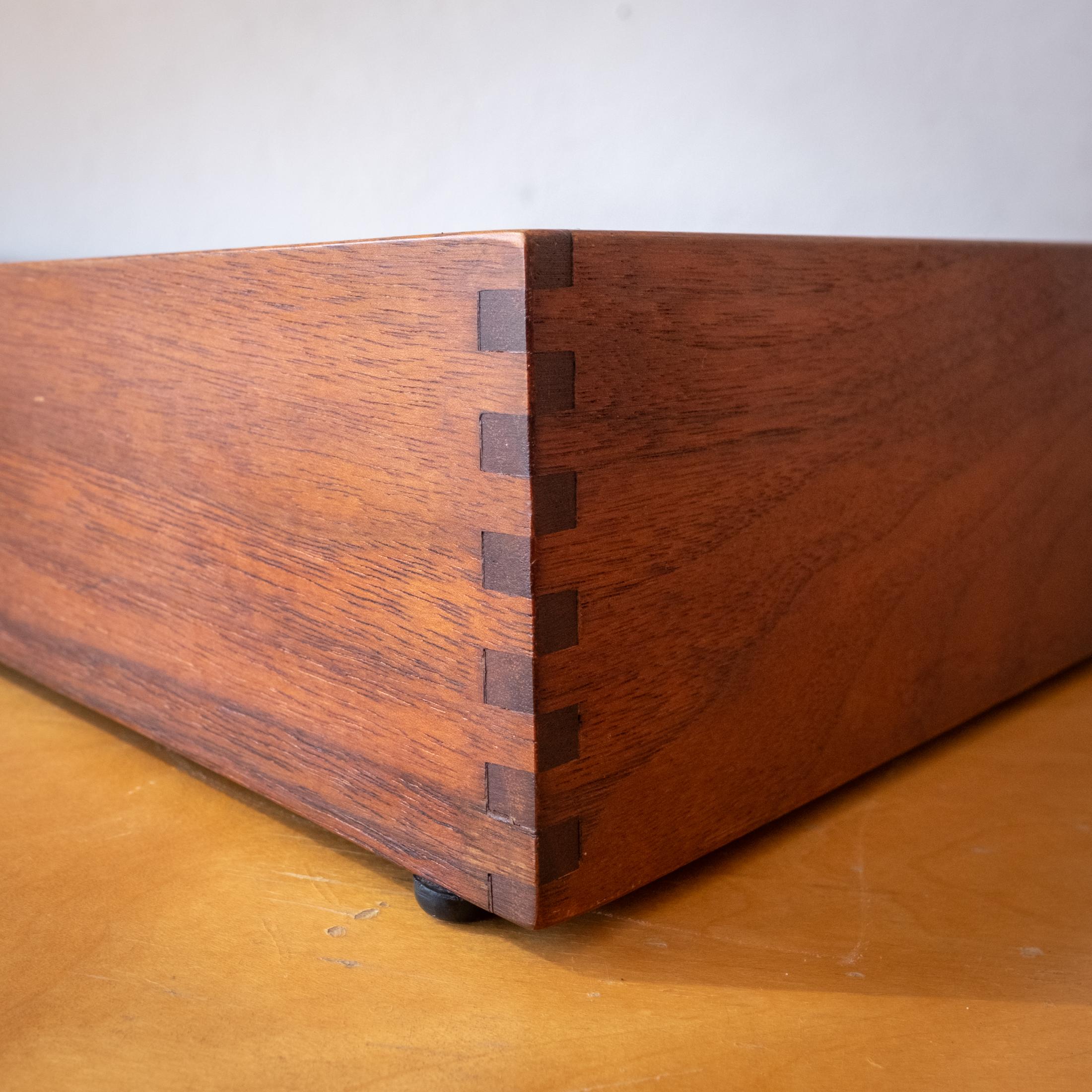 Amerikanischer Mid Century Schreibtisch Seltene Papierablage von Jens Risom in Nussbaum (20. Jahrhundert) im Angebot