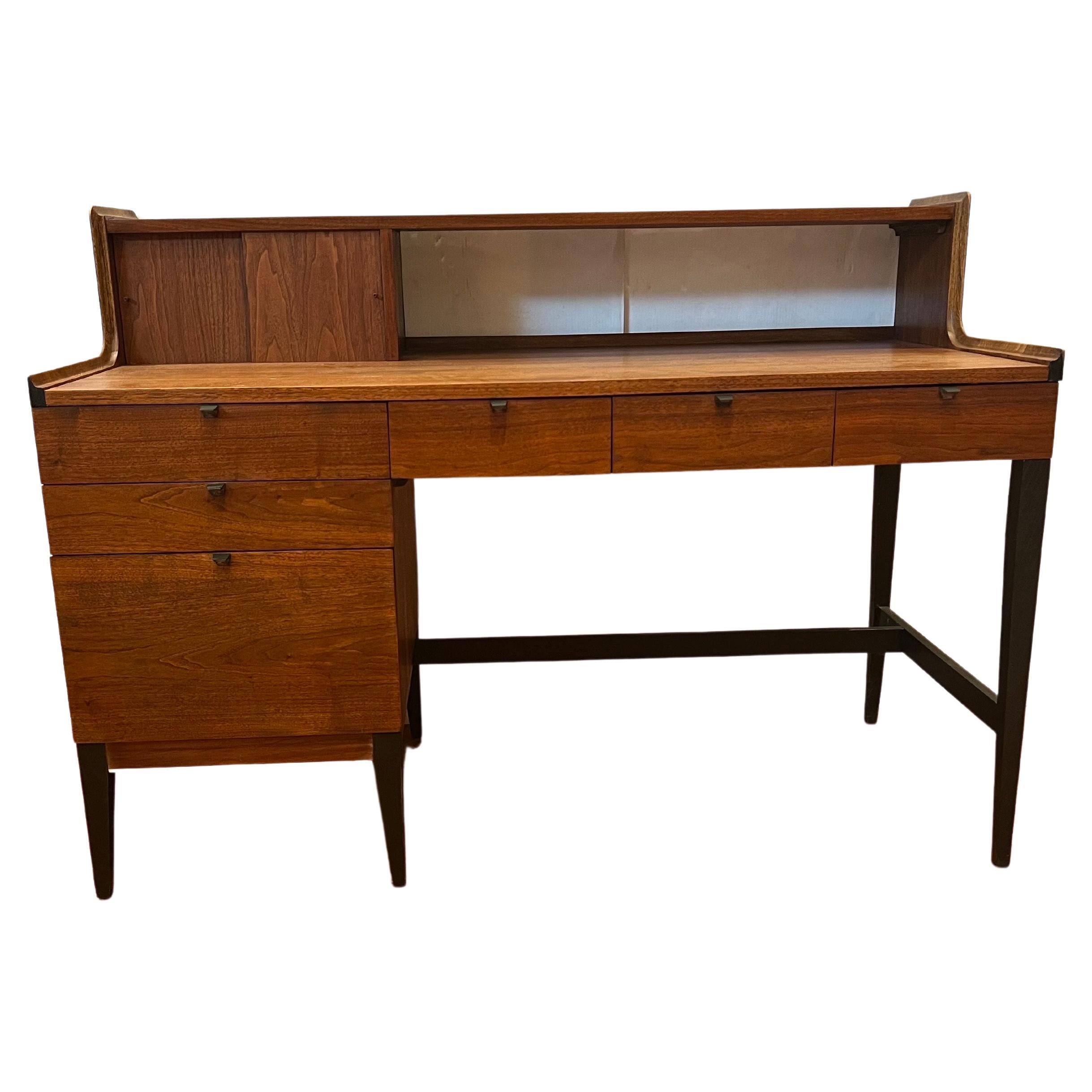 American Midcentury Rare Tall Desk/Secretaire by Arthur Umanoff for Cavalier In Good Condition In San Diego, CA