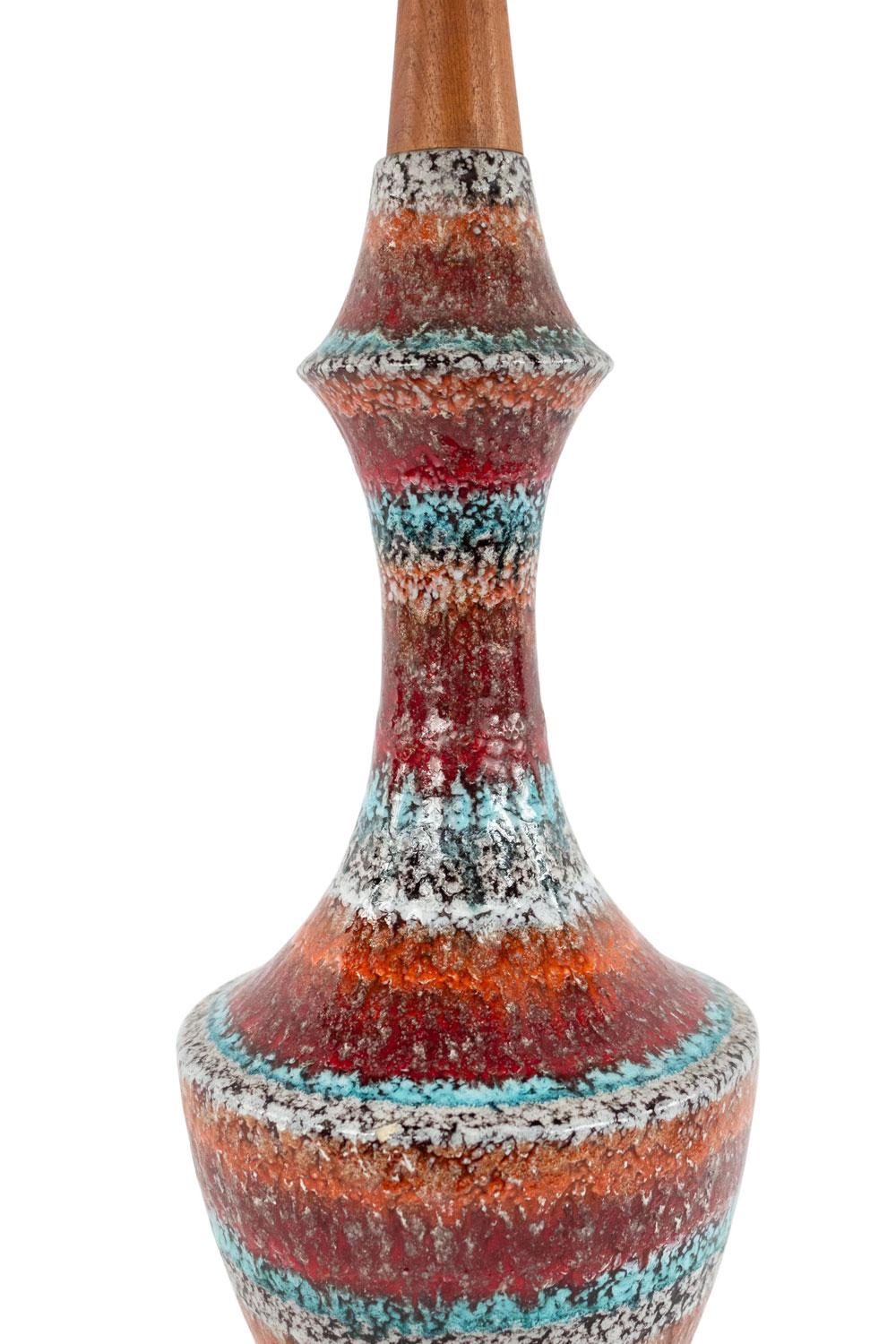 American Mid-Century Red Porcelain Table Lamp Moderno de mediados de siglo en venta