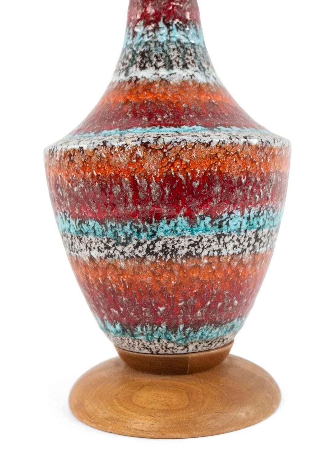 American Mid-Century Red Porcelain Table Lamp Estadounidense en venta