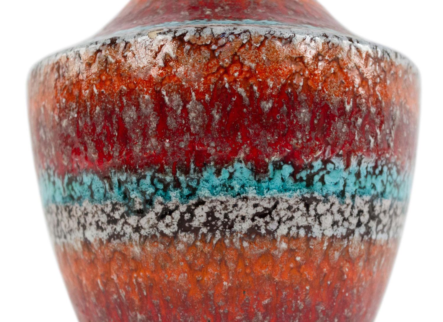 American Mid-Century Red Porcelain Table Lamp en Bueno estado para la venta en Queens, NY
