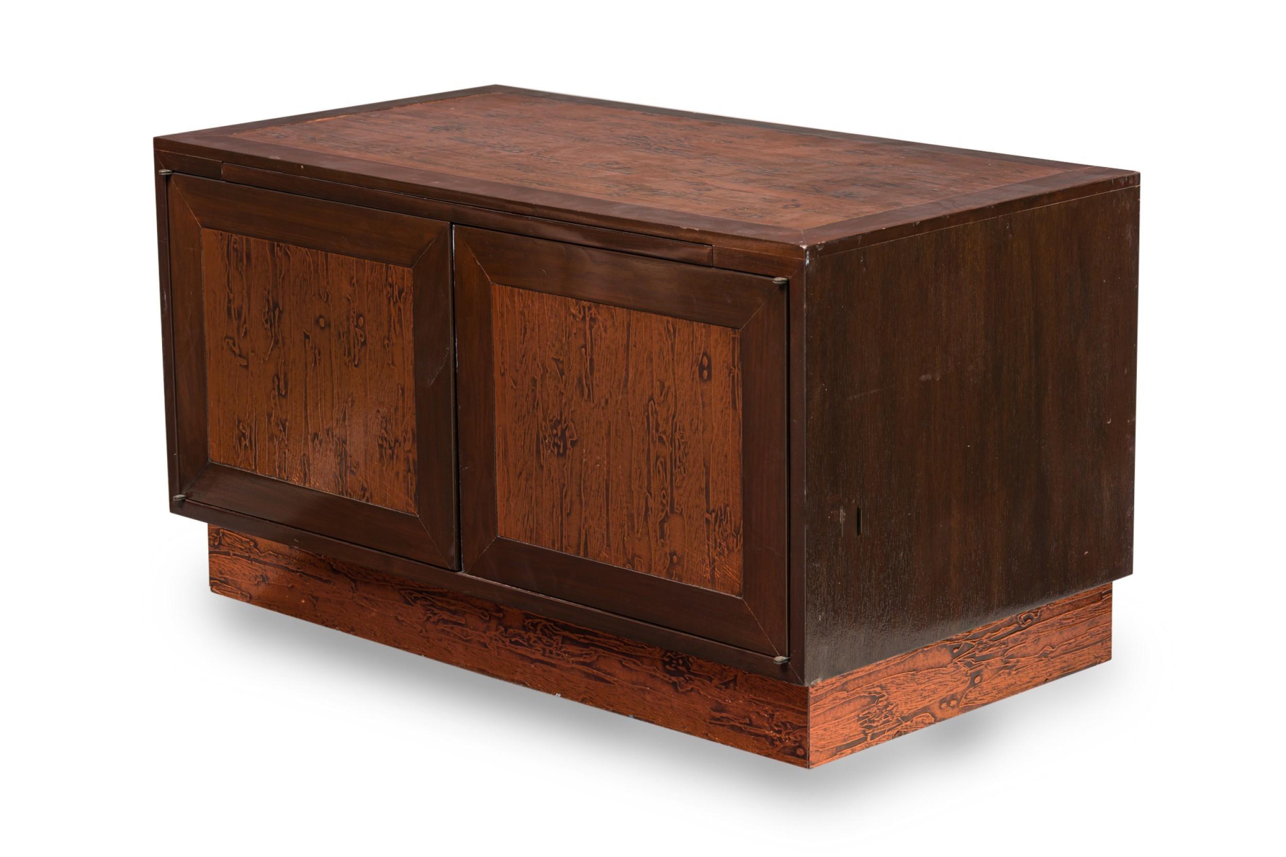 Credenza americana di metà secolo Renzo Rutili in noce e rame in vendita 5