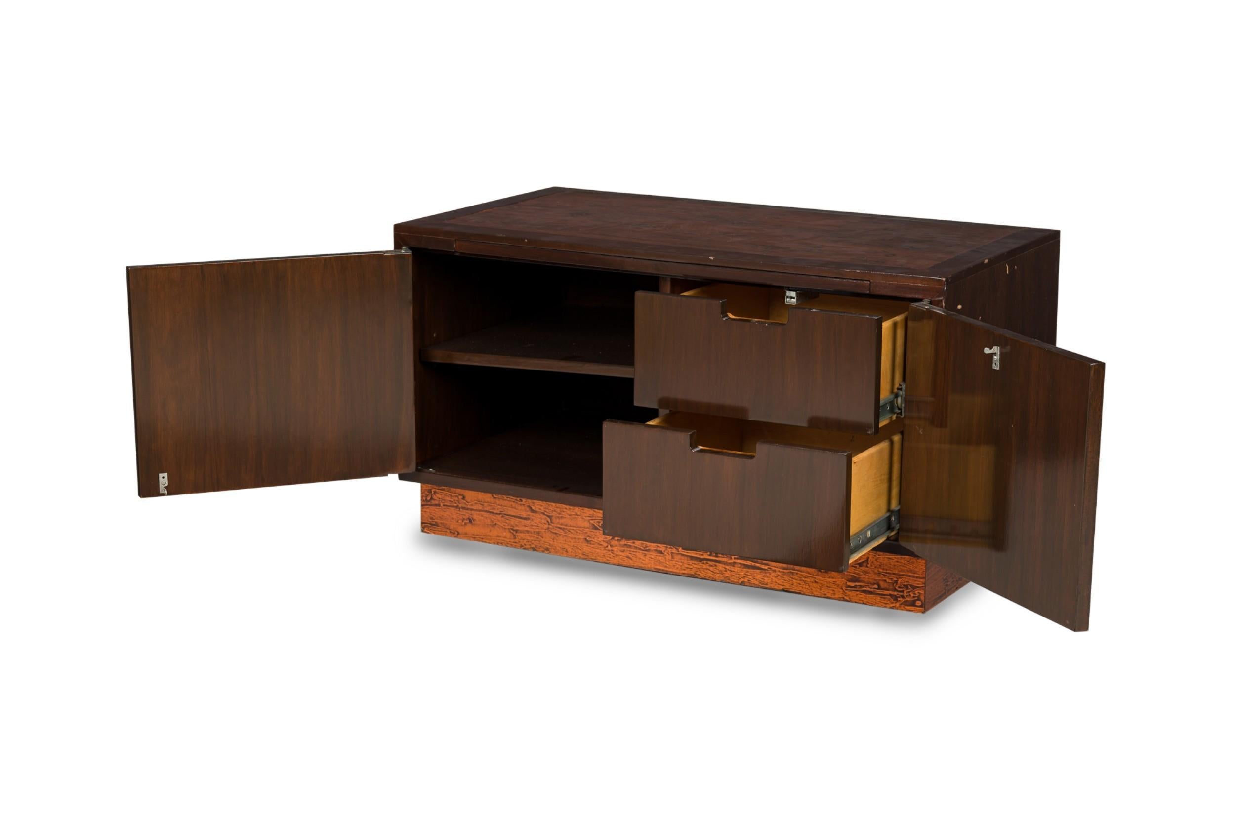 Credenza americana di metà secolo Renzo Rutili in noce e rame In condizioni buone in vendita a Queens, NY