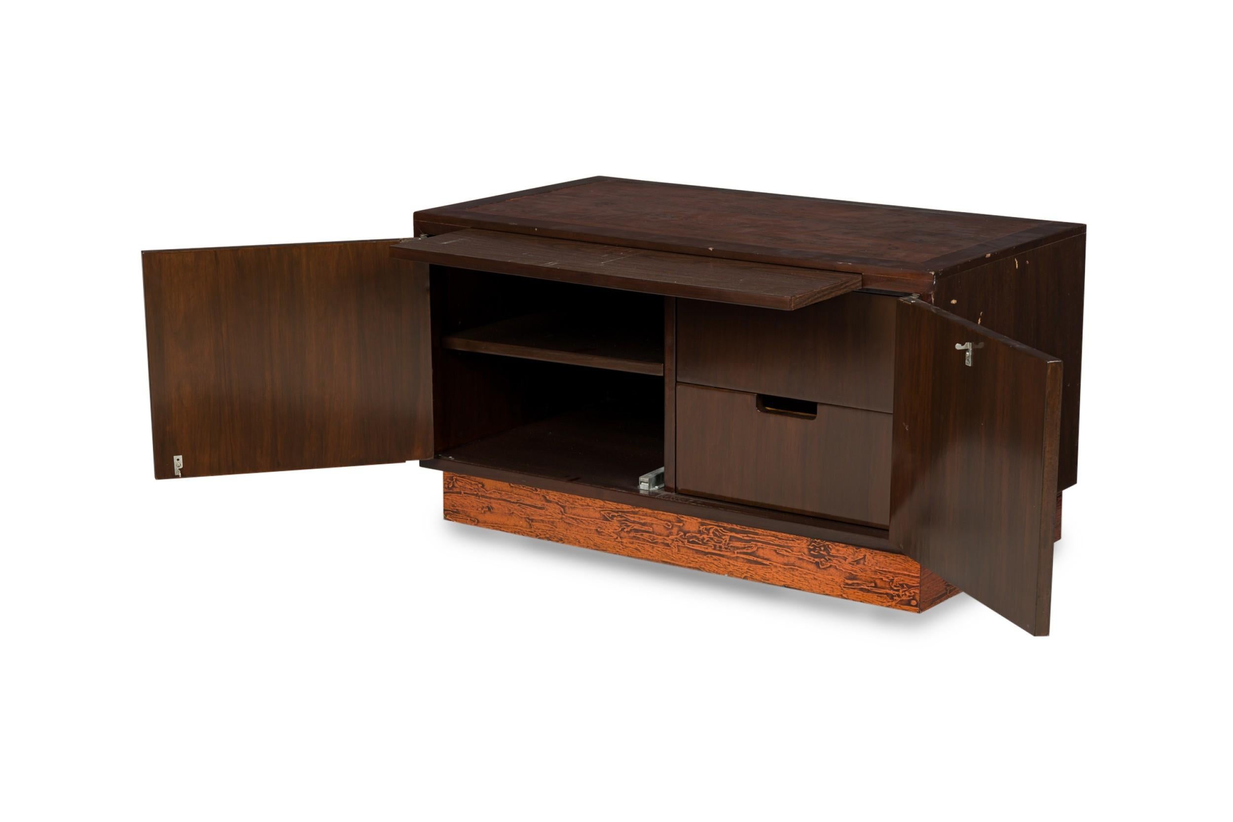 XX secolo Credenza americana di metà secolo Renzo Rutili in noce e rame in vendita