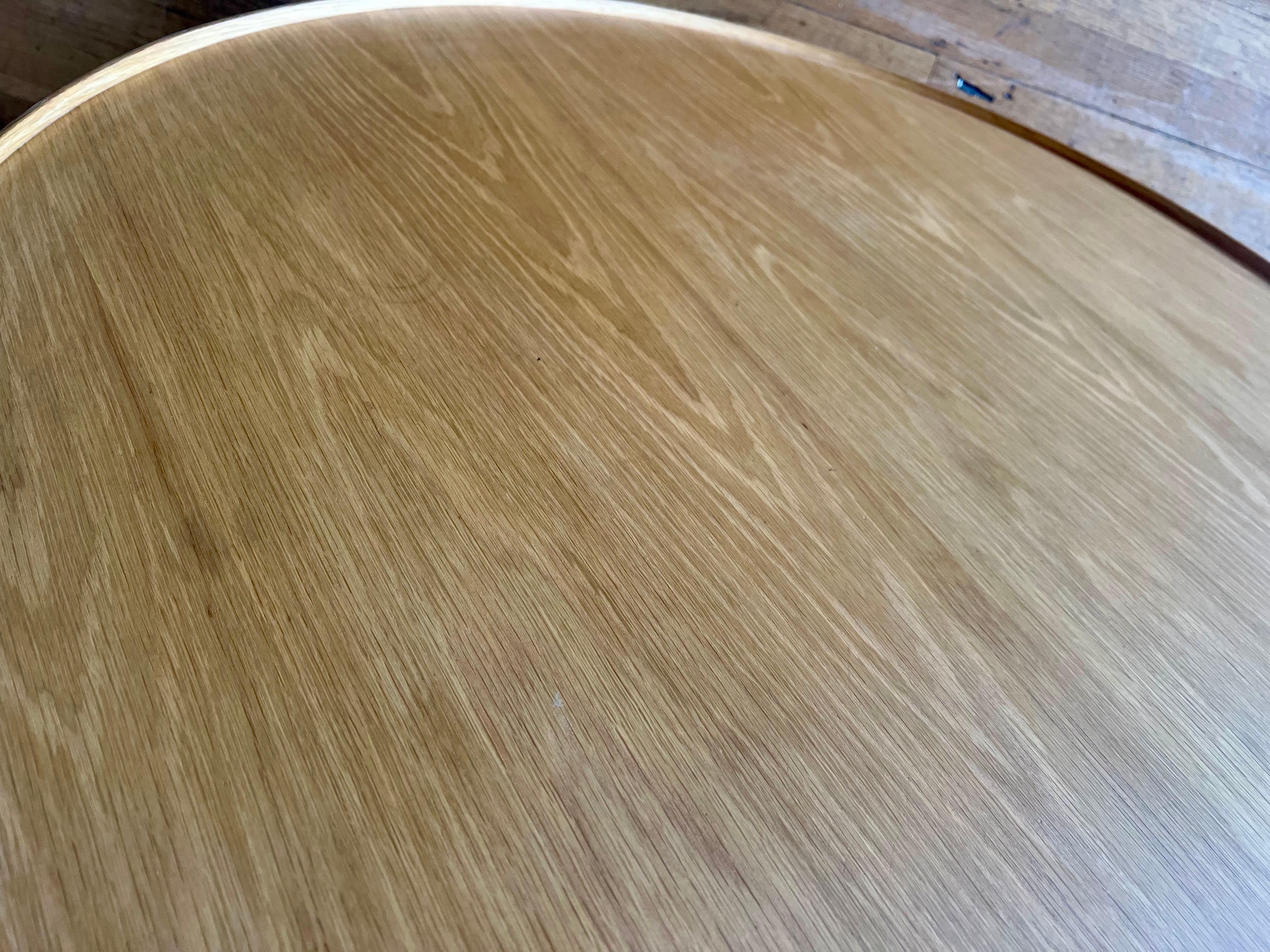 Américain Table basse ronde américaine du milieu du siècle dernier, avec base en fer et finition supérieure en chêne en vente