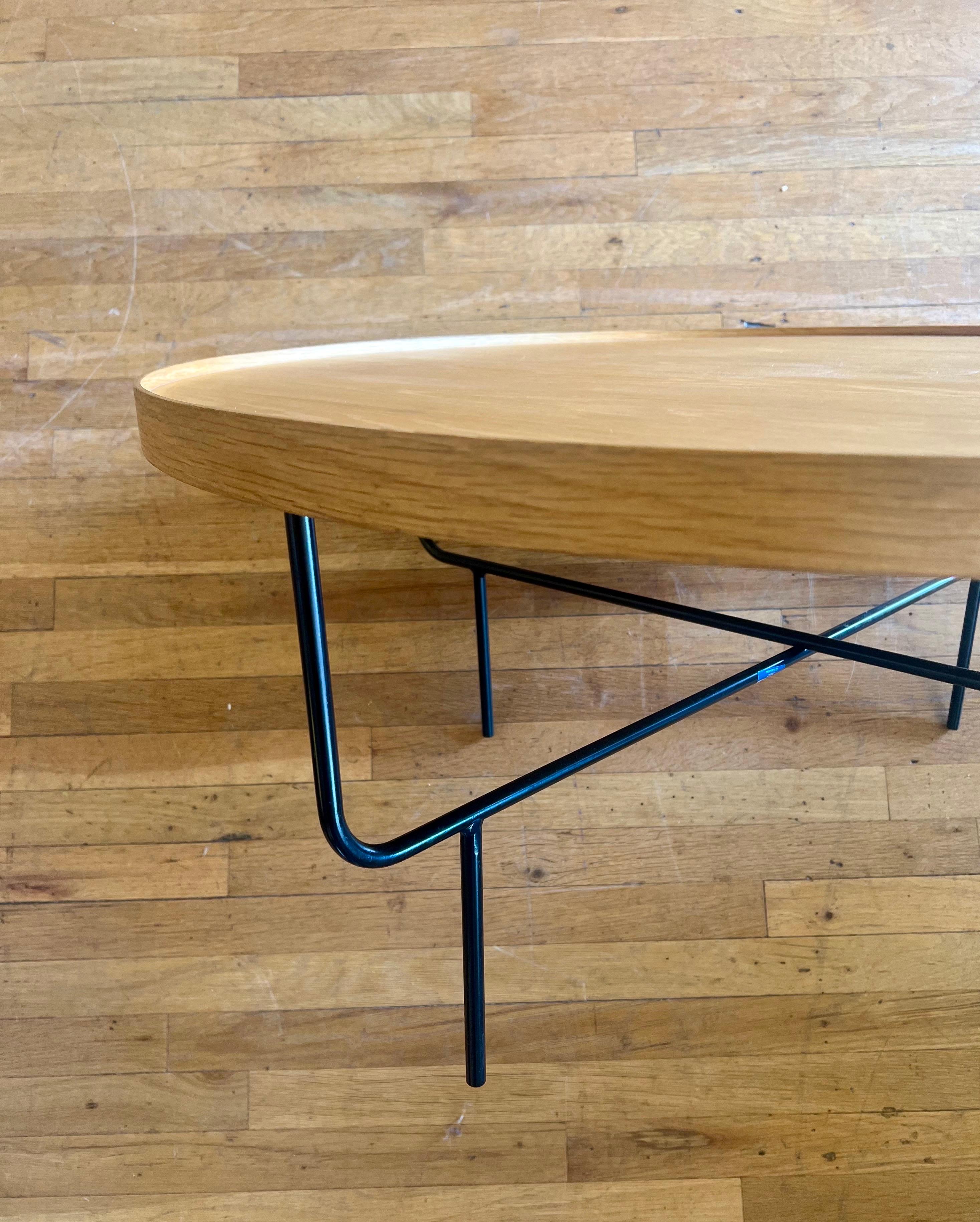 20ième siècle Table basse ronde américaine du milieu du siècle dernier, avec base en fer et finition supérieure en chêne en vente