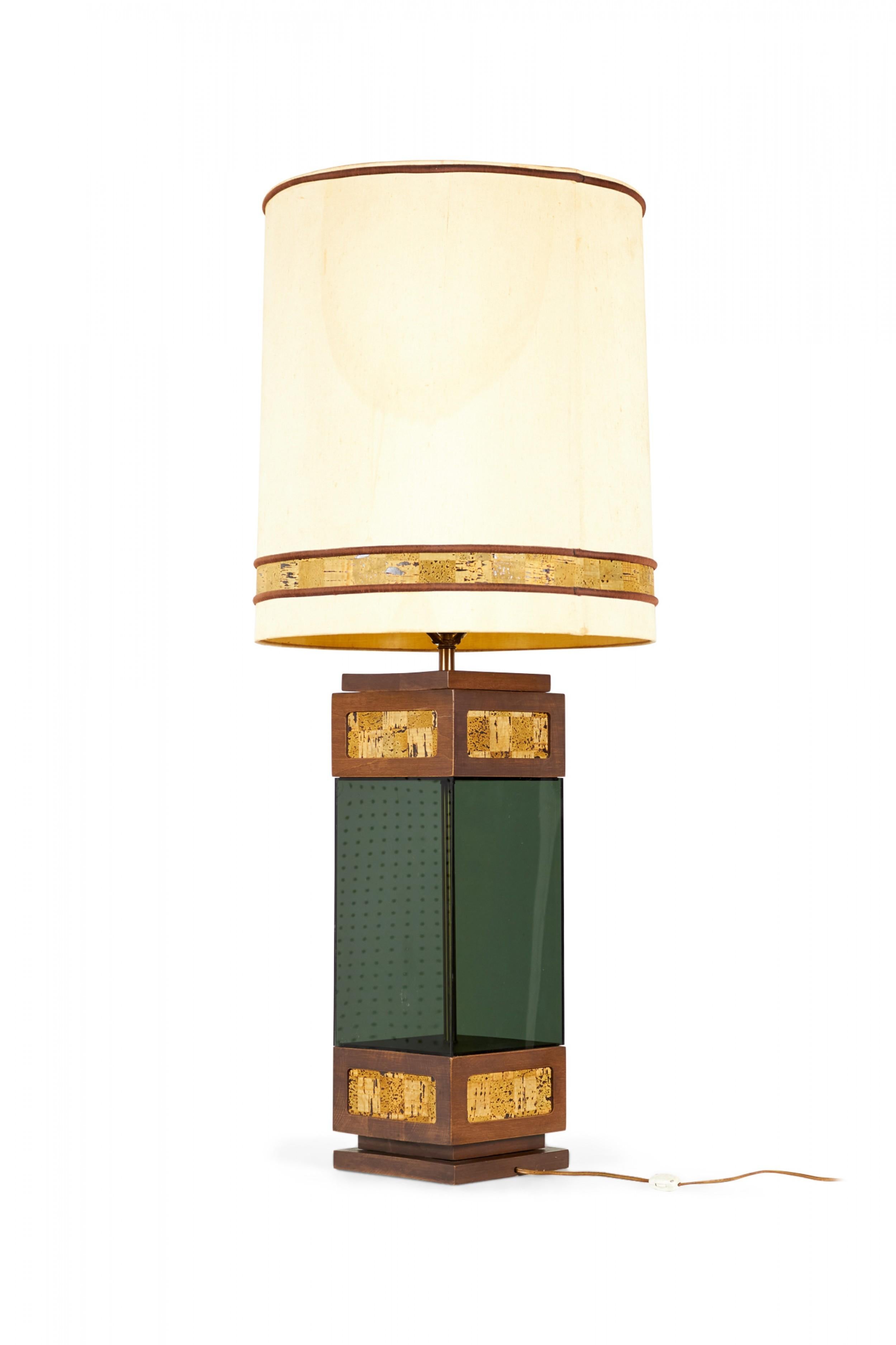 Lampe de table américaine du milieu du siècle avec une base carrée en verre fumé avec des inSets en liège et un trip et des ferrures en laiton, surmontée d'un abat-jour tambour assorti en tissu beige avec une bande décorative en liège.

Livré avec