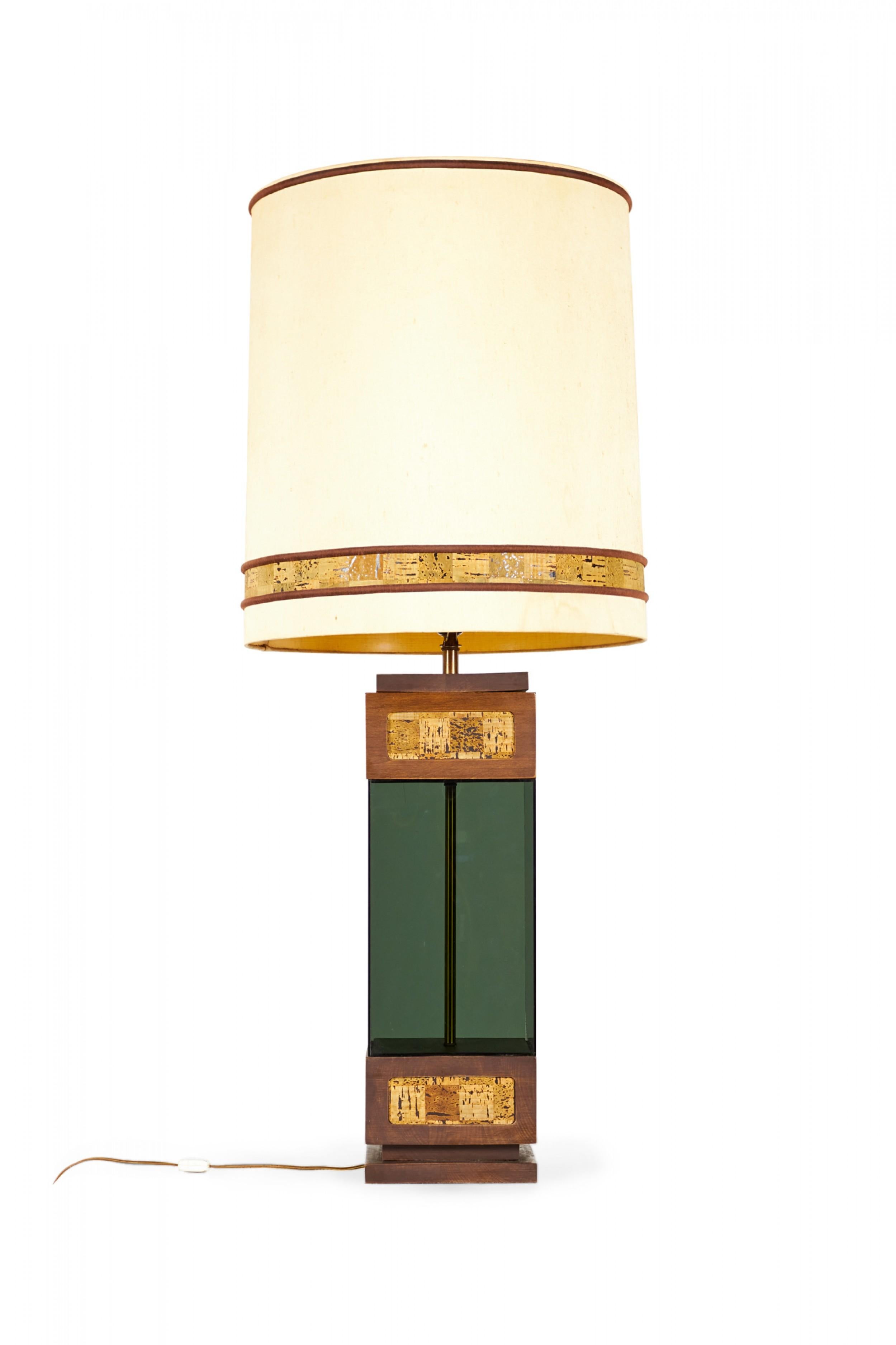 Laiton Lampe de table américaine du milieu du siècle dernier en verre fumé et liège en vente