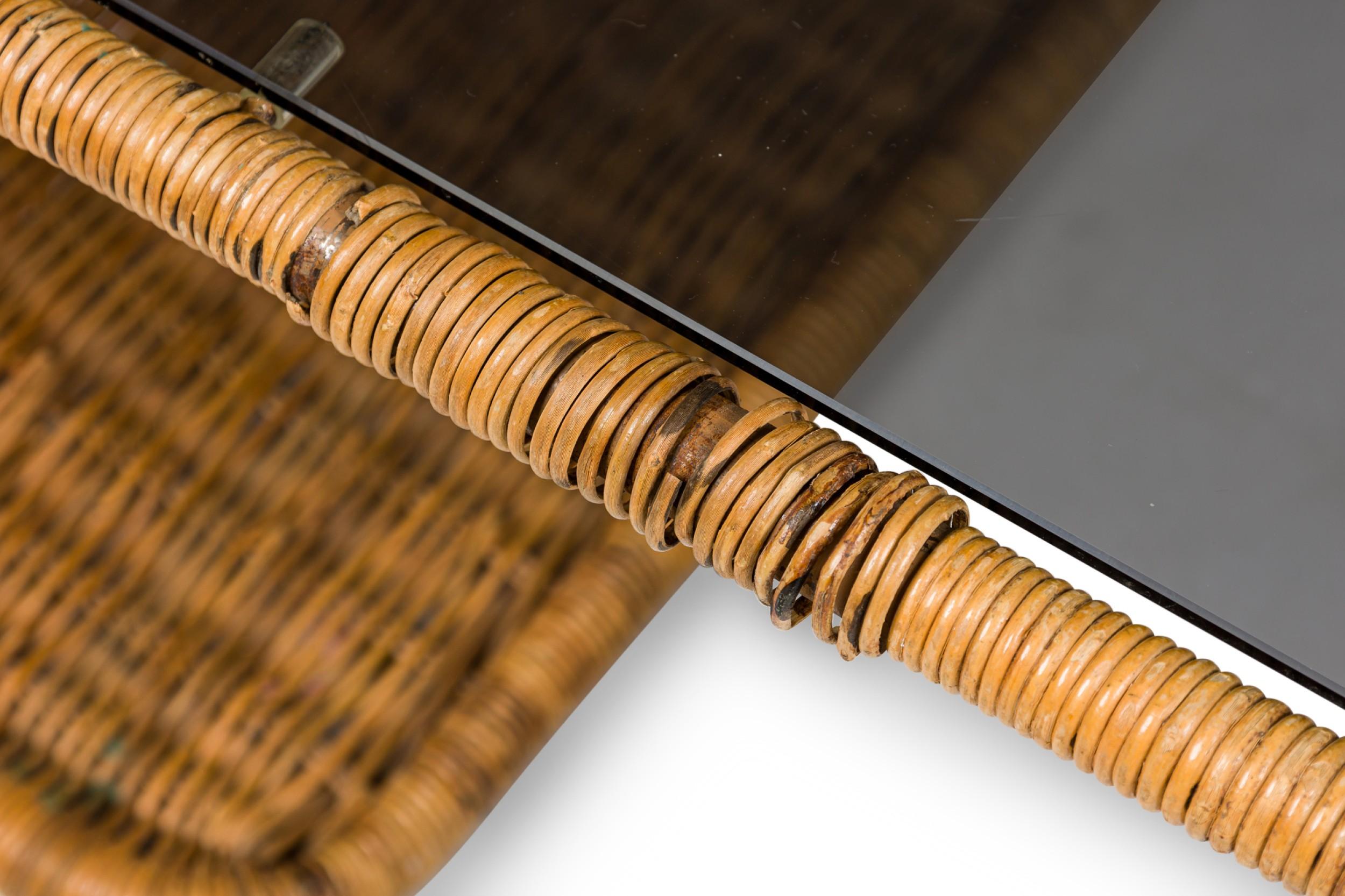 Mesa de Cocktail Americana de Mitad de Siglo de Cristal Ahumado y Mimbre con Bordes en Cascada en venta 2