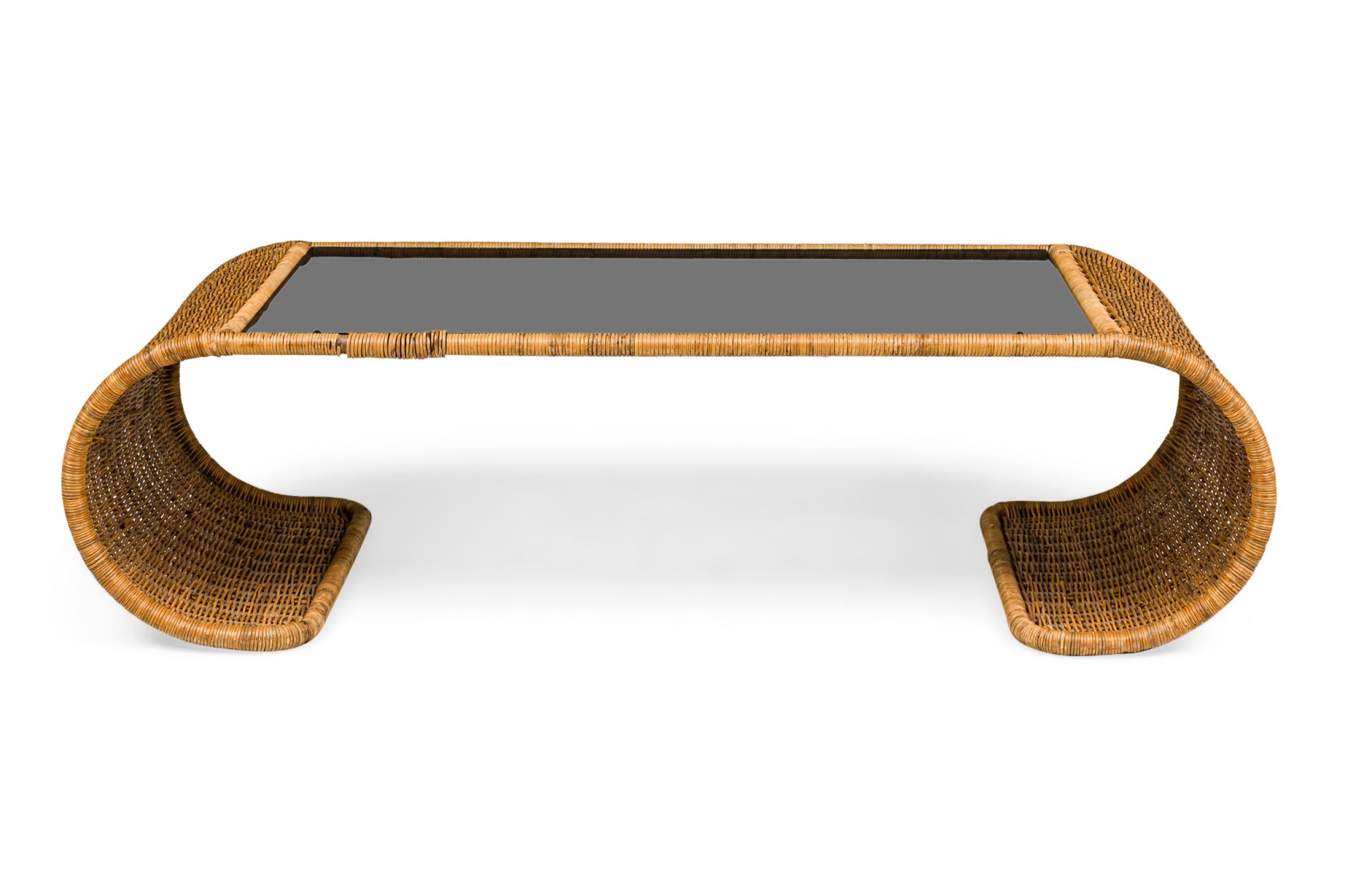 Mesa de cóctel americana de mediados de siglo de cristal ahumado y mimbre con bordes en cascada y patas curvadas en forma de volutas