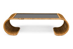 Tavolo da cocktail americano di metà secolo in vetro fumé e vimini con bordi a cascata