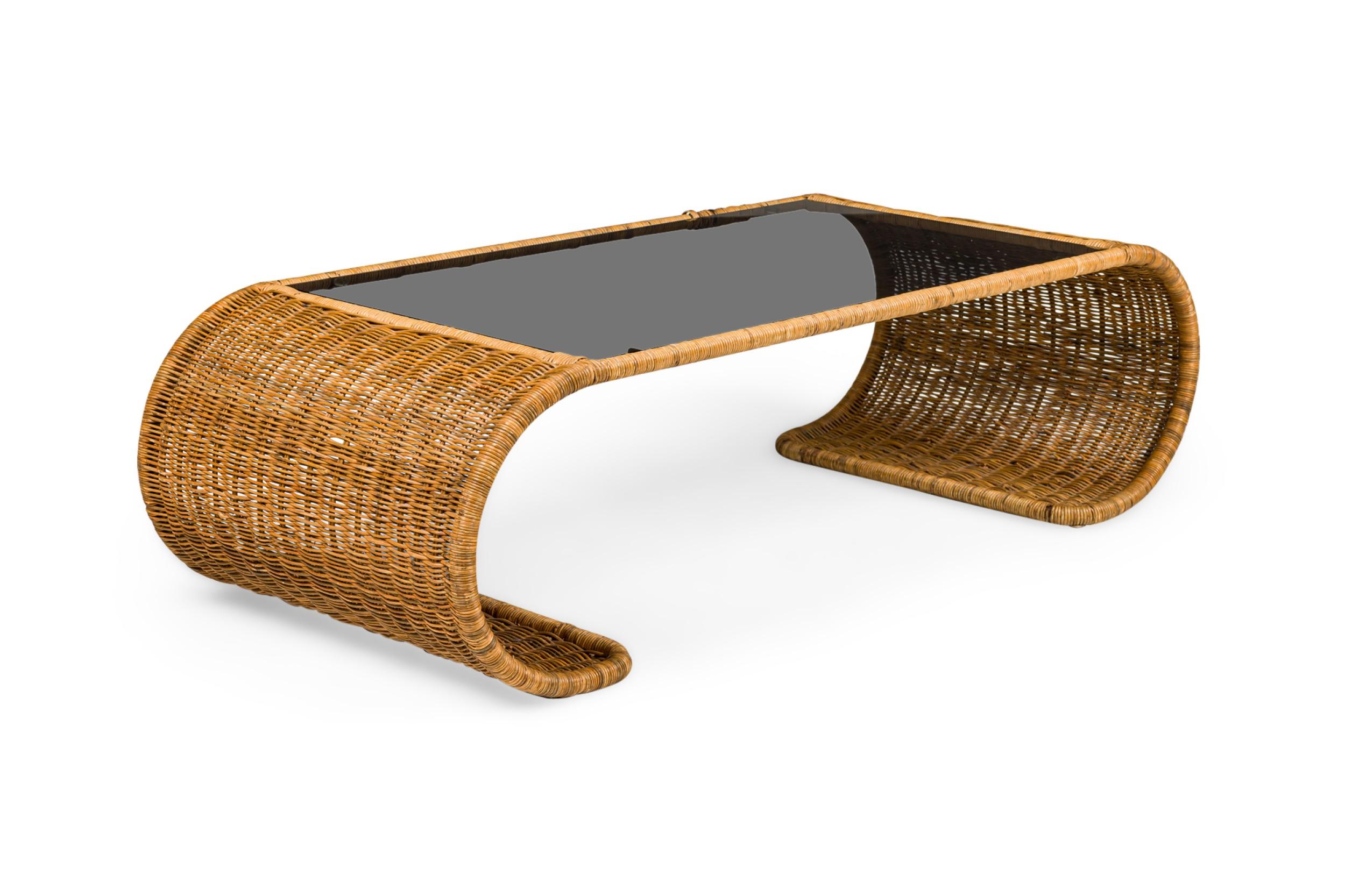 Mesa de Cocktail Americana de Mitad de Siglo de Cristal Ahumado y Mimbre con Bordes en Cascada Estadounidense en venta