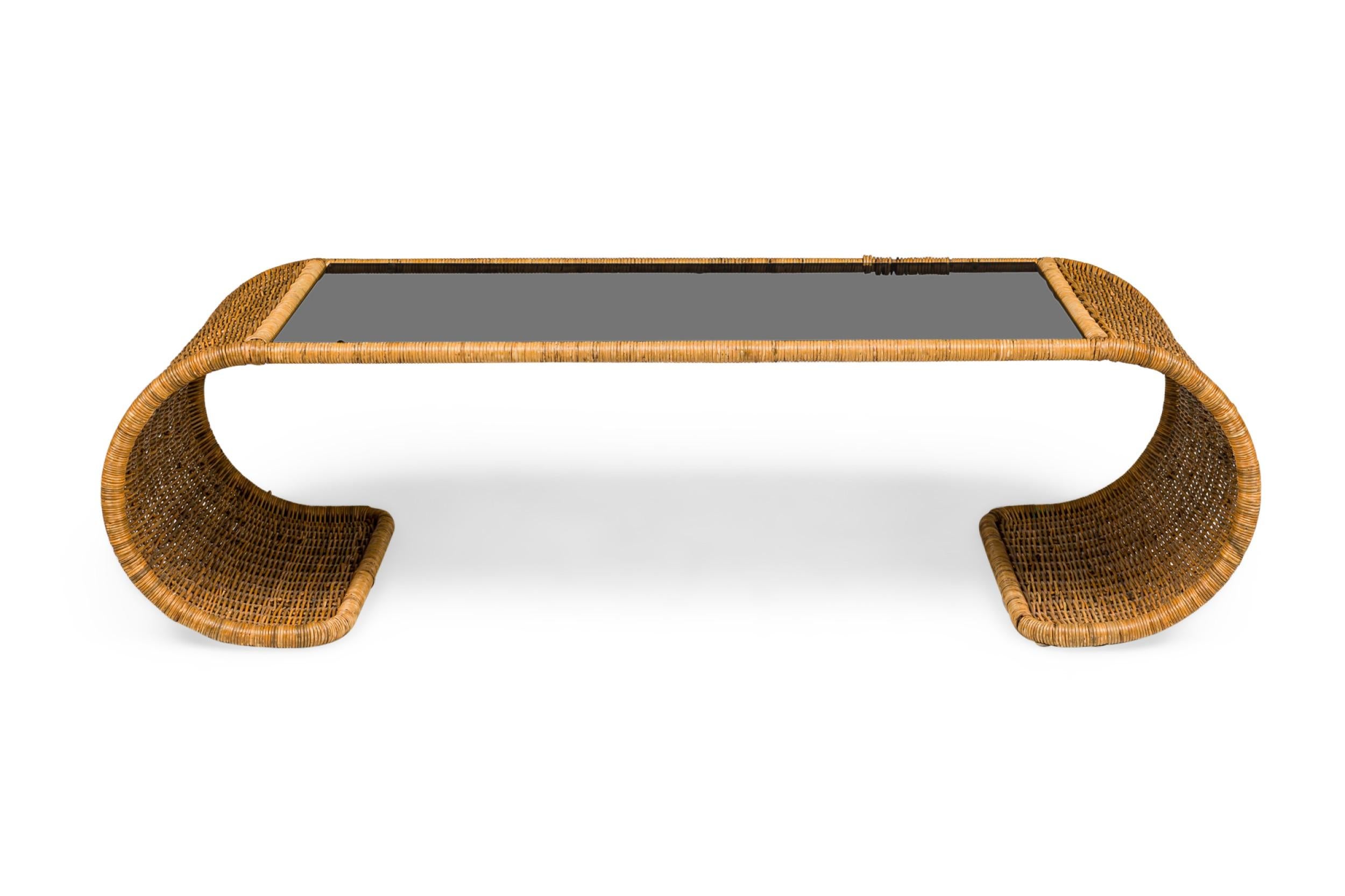 Mesa de Cocktail Americana de Mitad de Siglo de Cristal Ahumado y Mimbre con Bordes en Cascada Tallado en venta