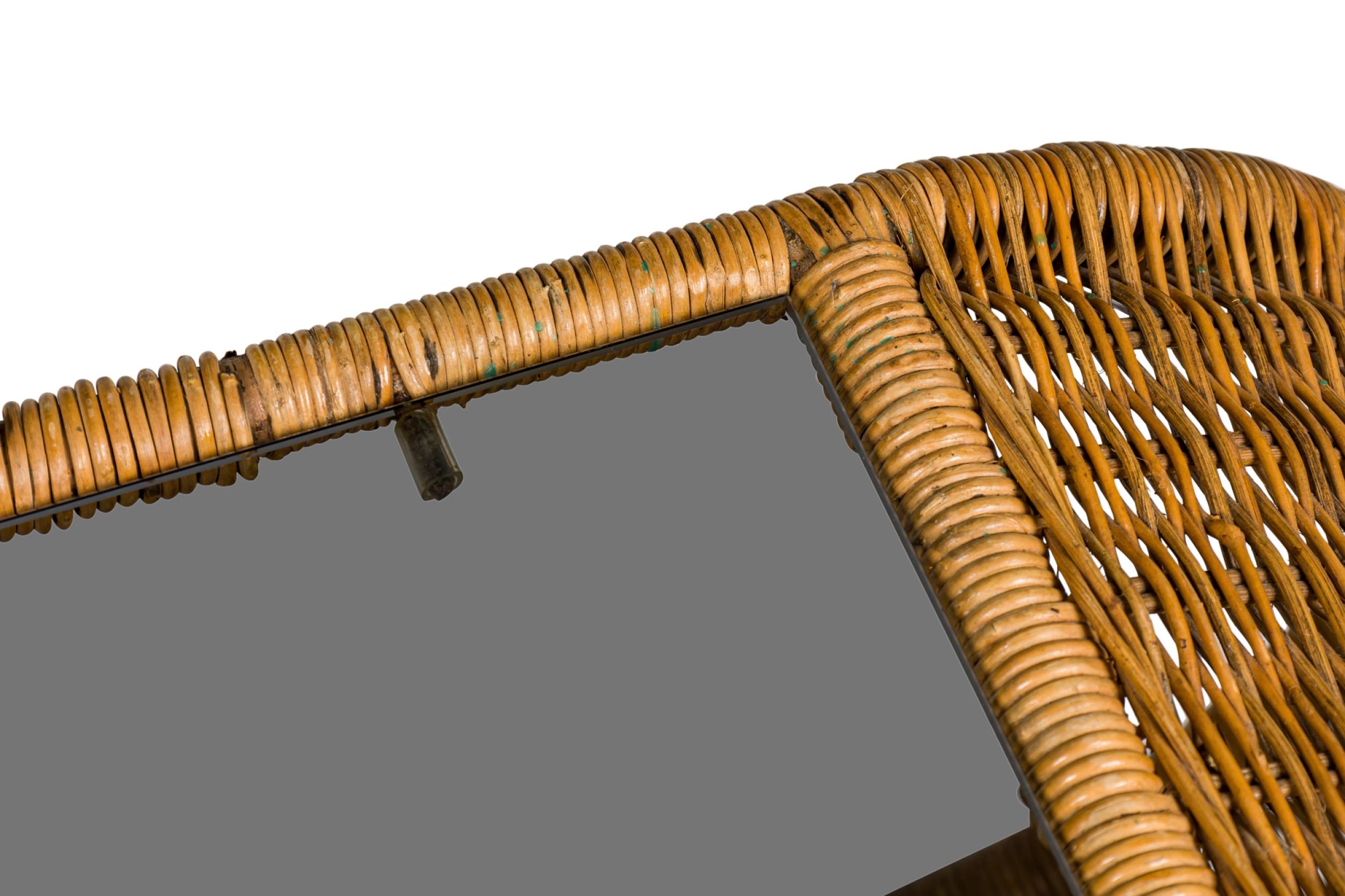 Mesa de Cocktail Americana de Mitad de Siglo de Cristal Ahumado y Mimbre con Bordes en Cascada en Bueno estado para la venta en Queens, NY