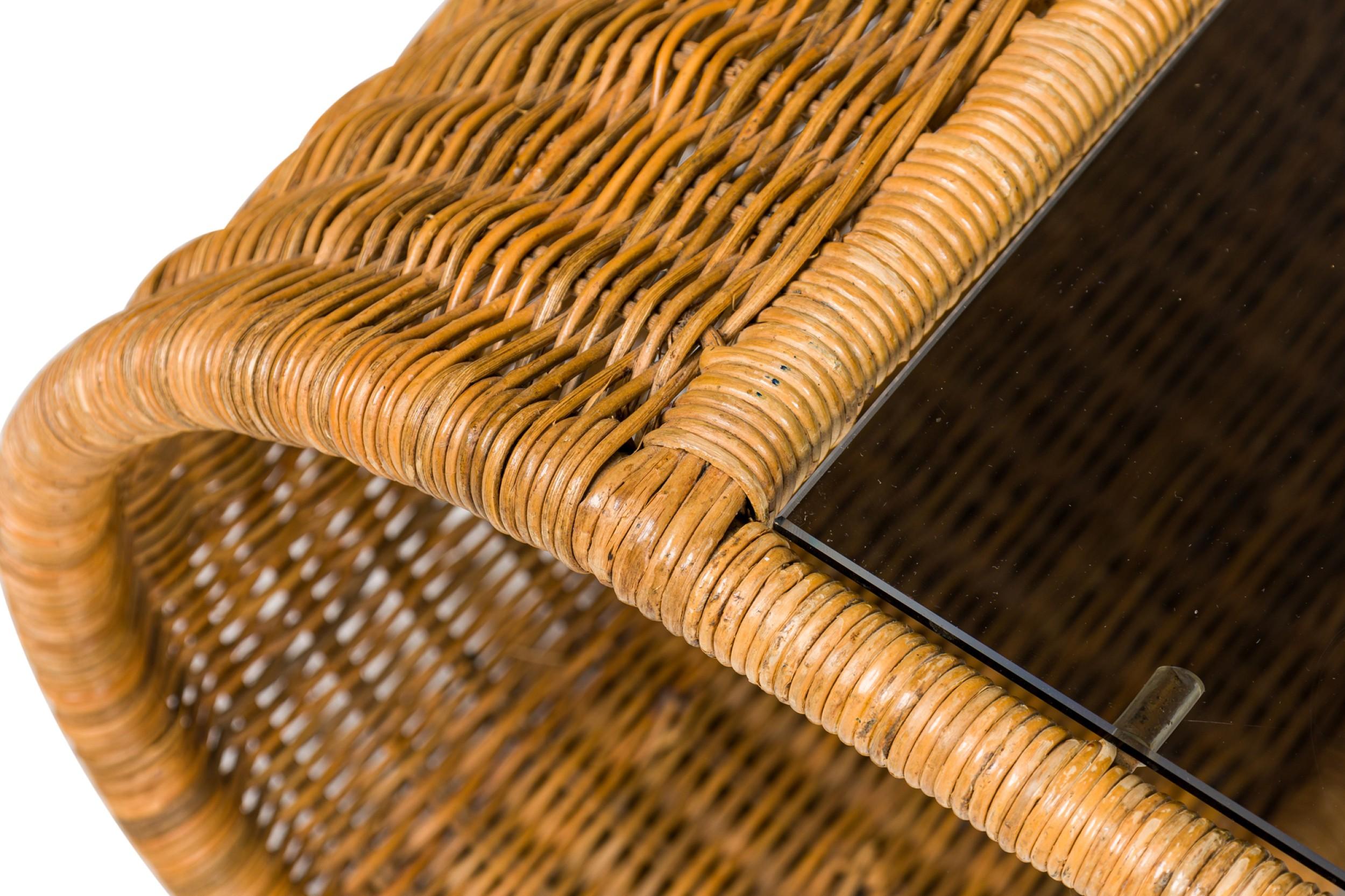 Mesa de Cocktail Americana de Mitad de Siglo de Cristal Ahumado y Mimbre con Bordes en Cascada siglo XX en venta