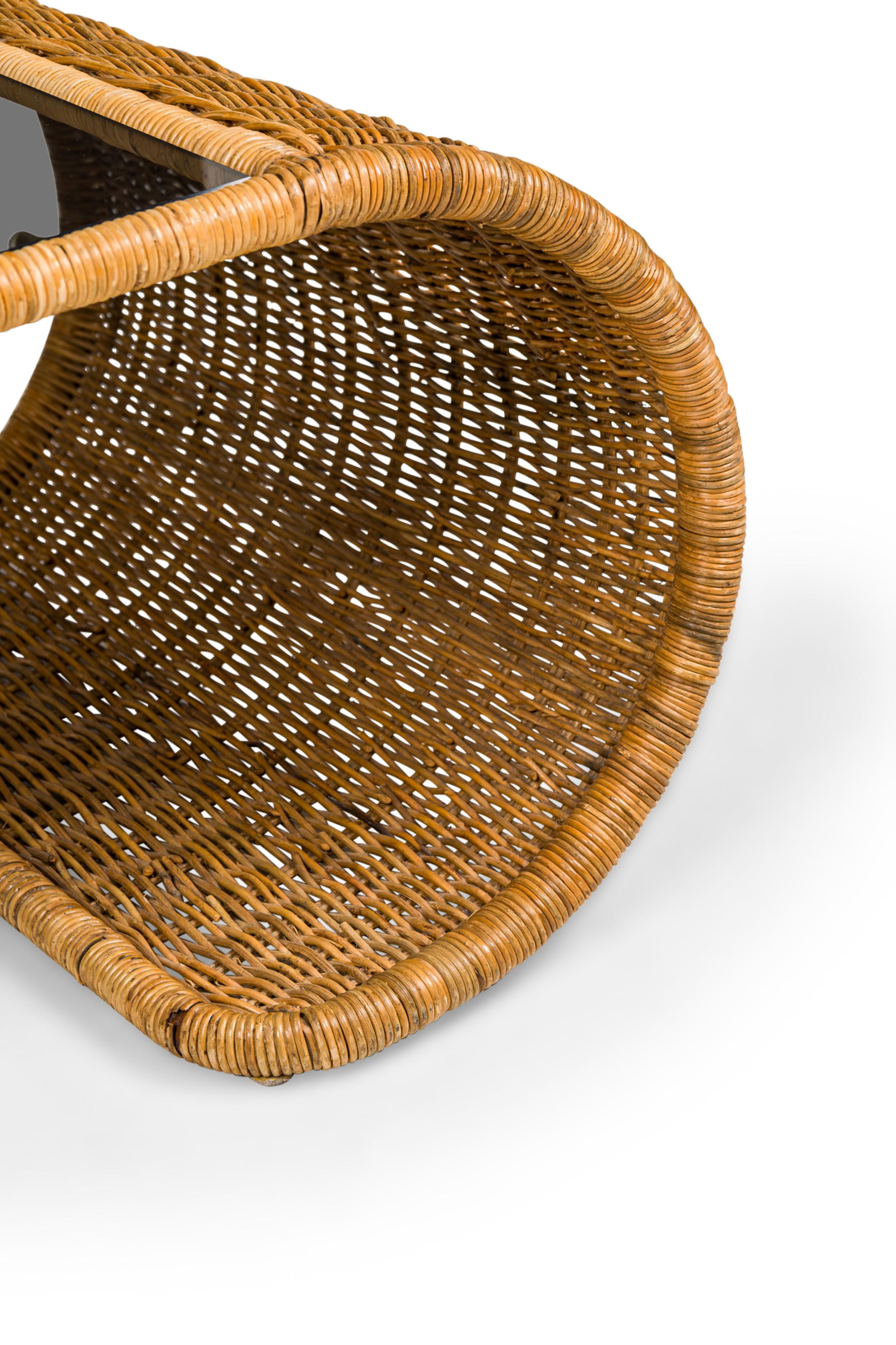 Mesa de Cocktail Americana de Mitad de Siglo de Cristal Ahumado y Mimbre con Bordes en Cascada Vidrio en venta