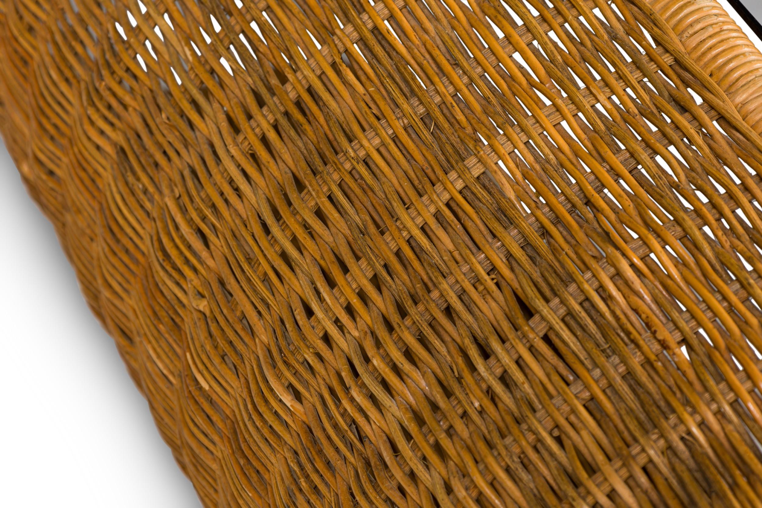 Mesa de Cocktail Americana de Mitad de Siglo de Cristal Ahumado y Mimbre con Bordes en Cascada en venta 1