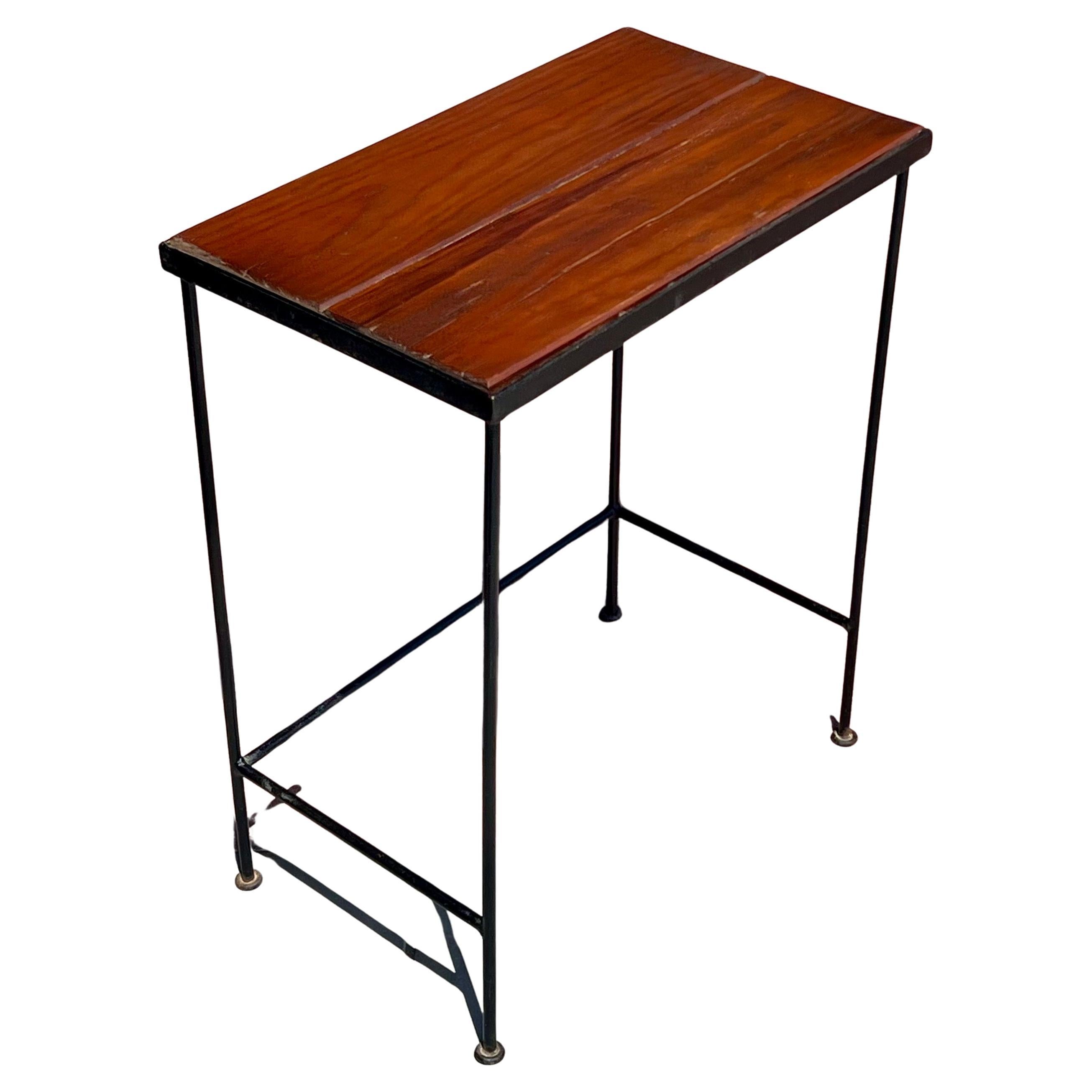 Piano in ferro massiccio e tavole di legno rosso degli anni '70, solido e robusto, ottimo per l'uso interno ed esterno, in buone condizioni di pulizia.