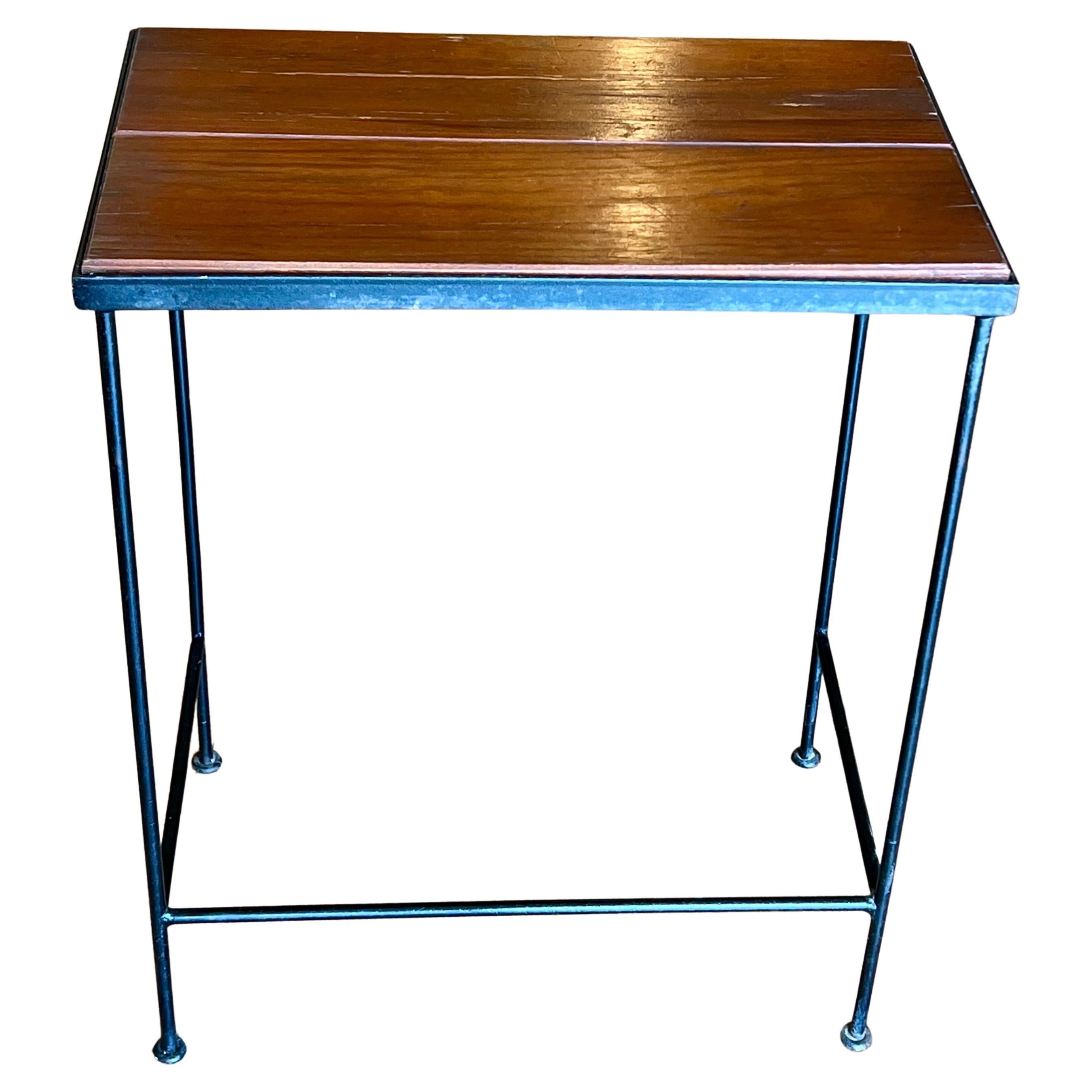 Mid-Century moderno Tavolino da cocktail americano di metà secolo in ferro massiccio e assi di legno rosso in vendita