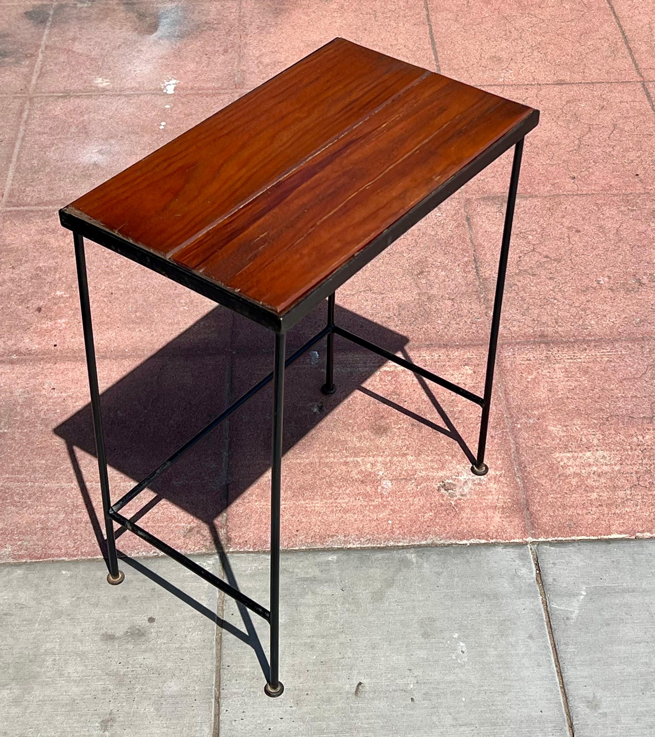 Tavolino da cocktail americano di metà secolo in ferro massiccio e assi di legno rosso In condizioni buone in vendita a San Diego, CA
