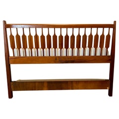Testiera in noce massiccio scolpito del Mid Century americano di Kipp Stewart per Drexel